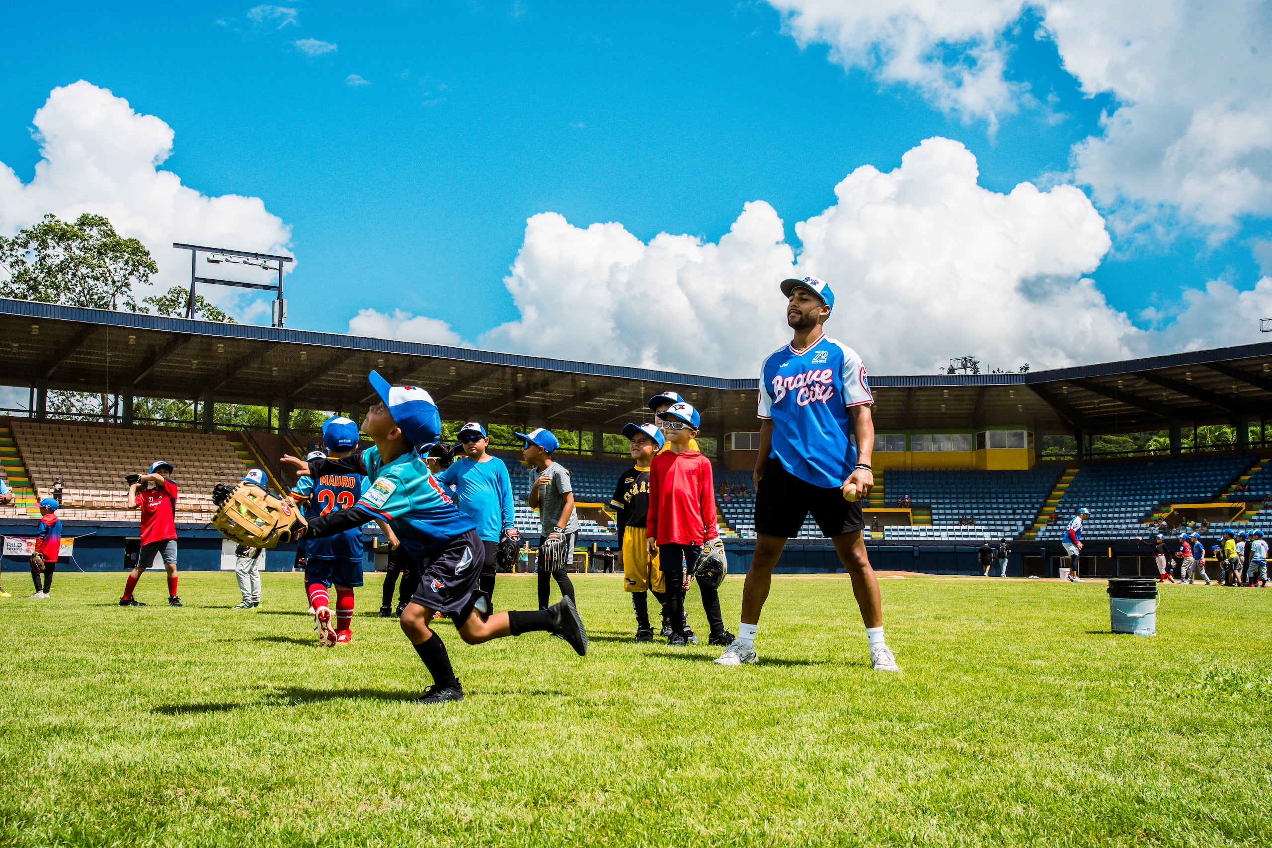 Un niño intenta atrapar una pelota en las clínicas que ofreció la Fundación La Makina en Cidra.