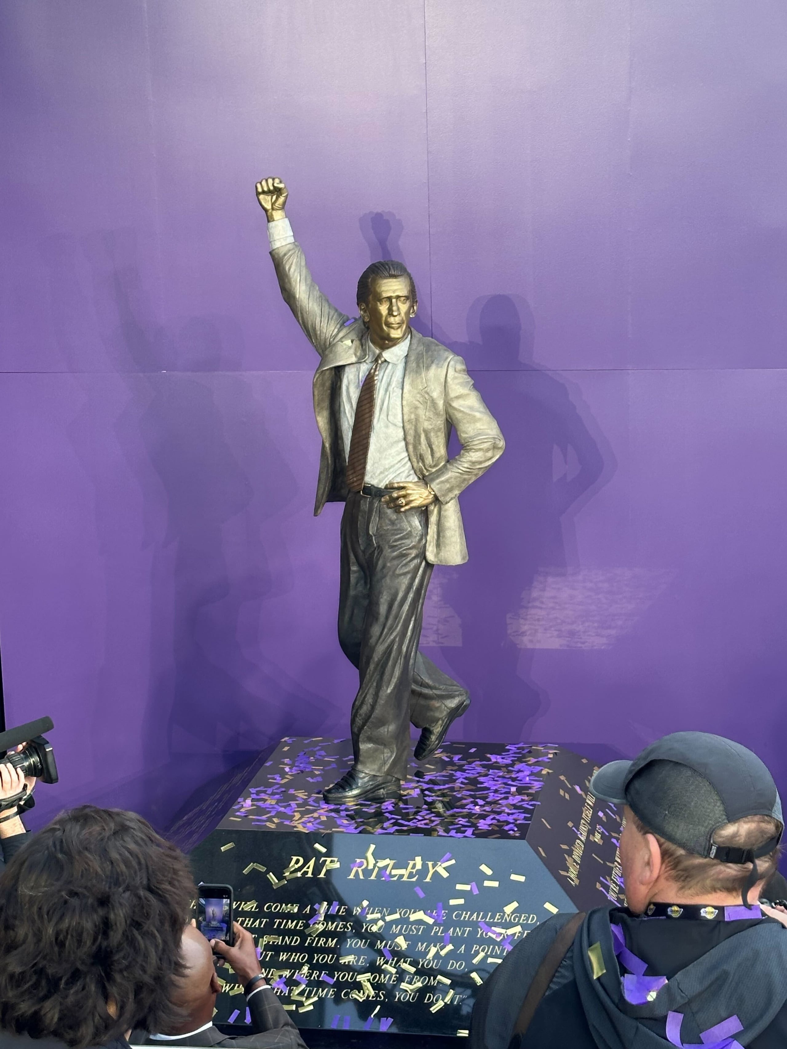 Una estatua del Pat Riley, exentrenador de los Lakers de Los Ángeles, fue develada en el exterior del Crypto.com Arena el domingo 22 de febrero de 2026 en Los Ángeles. (Foto AP/Greg Beacham)