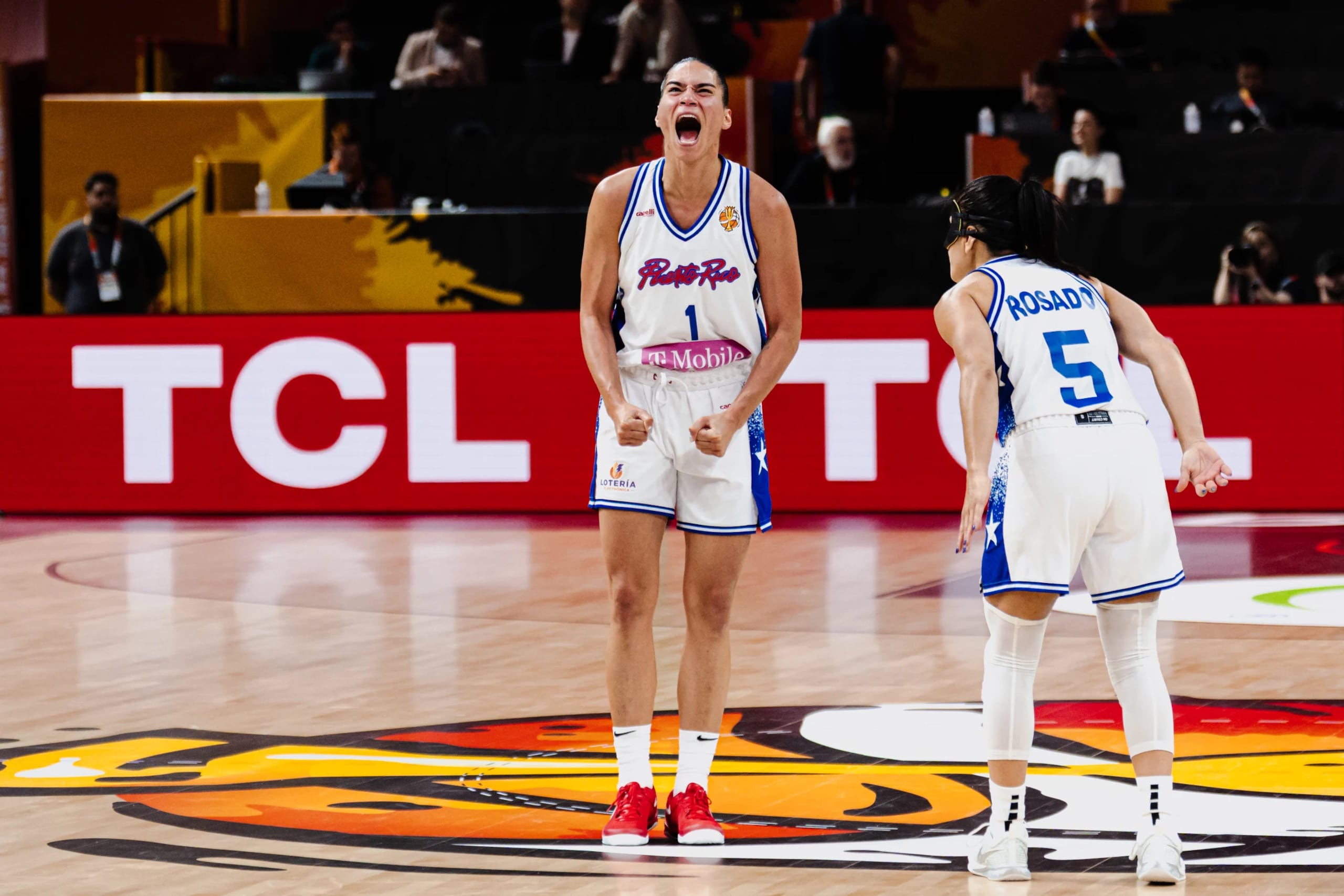 Tayra Meléndez celebra junto a Pamela Rosado tras el triunfo sobre Turquía.
