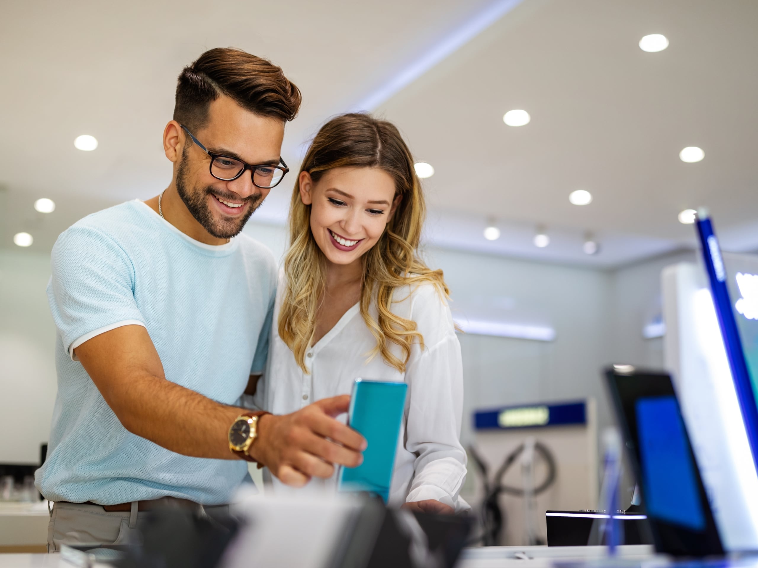 Cuando el cliente está listo para tomar una decisión de compra y elegir tu producto o servicio, considera factores como el precio, la calidad, la reputación de la empresa y la experiencia del usuario.
