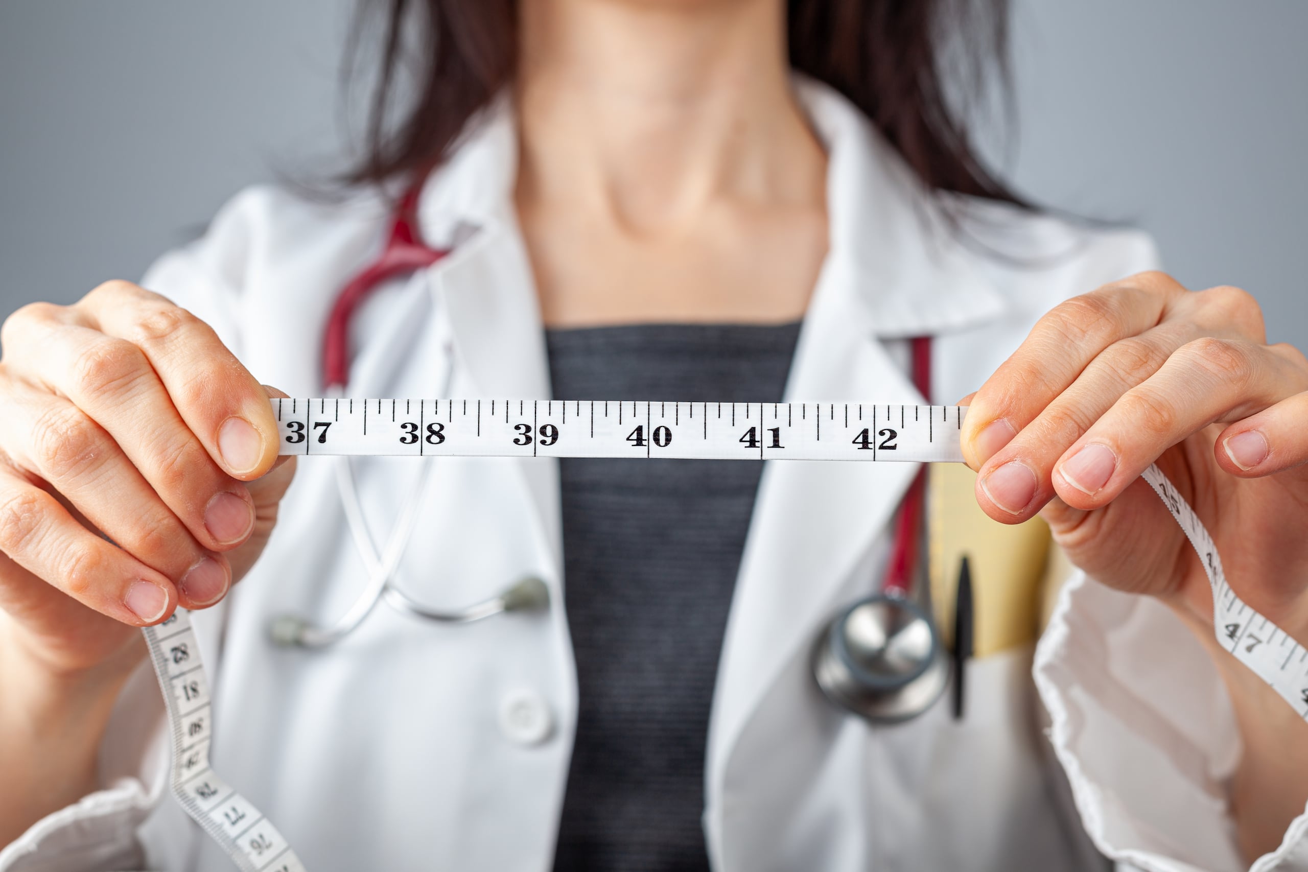 La cirugía bariátrica es un procedimiento quirúrgico que se realiza en personas que tienen obesidad mórbida o un índice de masa corporal (IMC) de 40 o más, o un IMC de 35 o más con afecciones médicas asociadas con la obesidad.