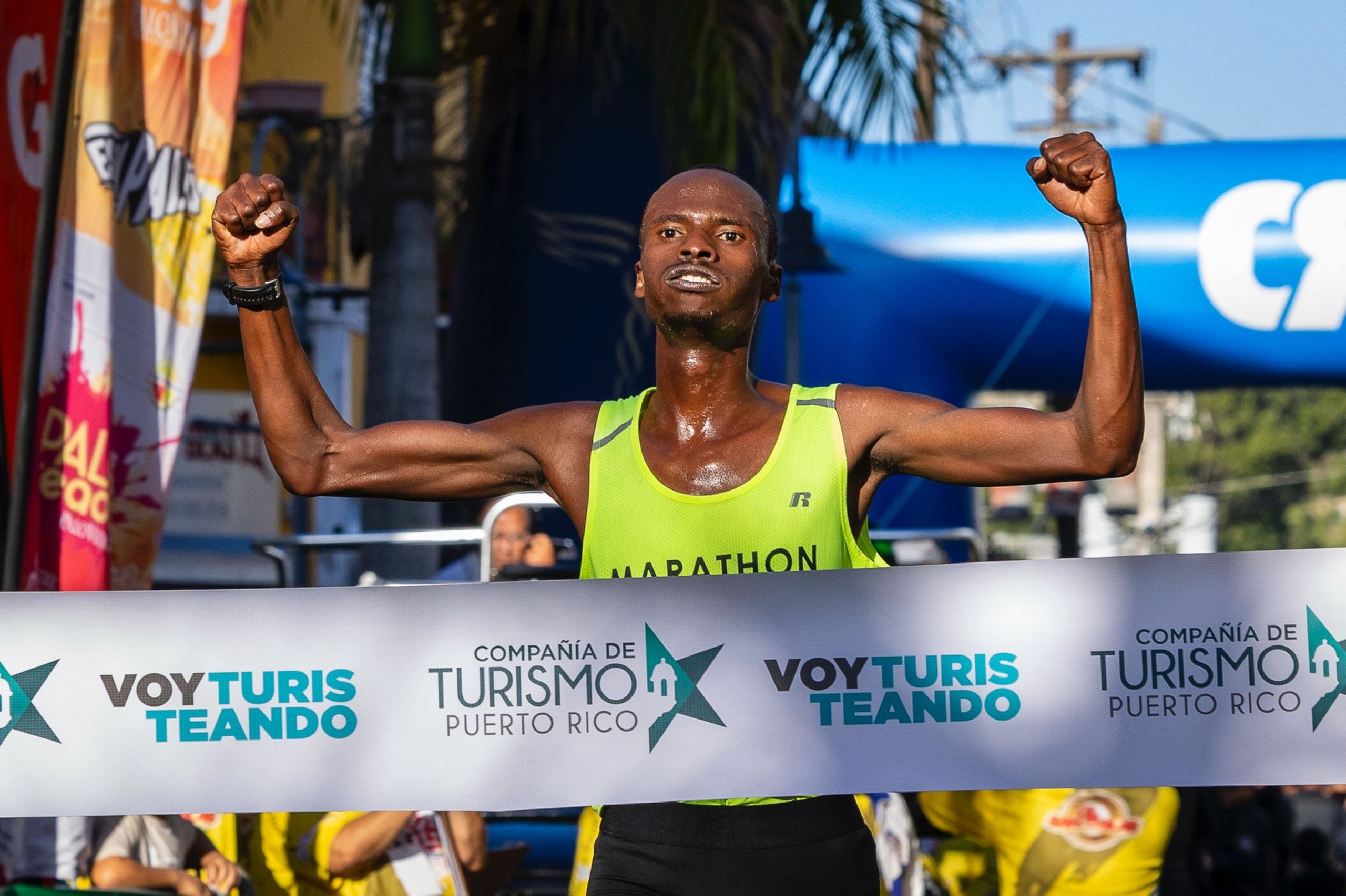 Peter Njeru, de Kenia, cruza primero la meta del San Blas 2025 con el mejor tiempo que Coamo ha visto desde la edición del 2013.