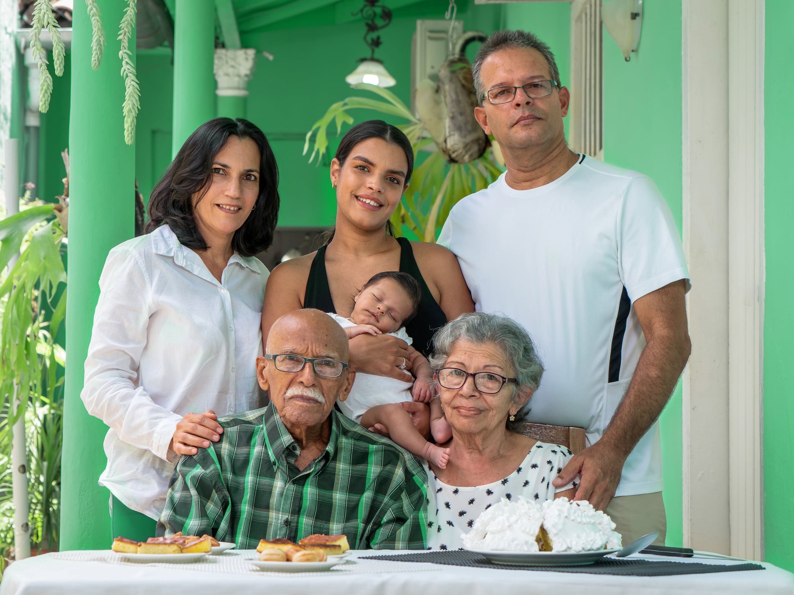 Tener las herramientas y la información que te ayuden a facilitar la comunicación y lograr que todos los miembros de la familia se involucren activamente en el cuidado del adulto mayor es esencial.