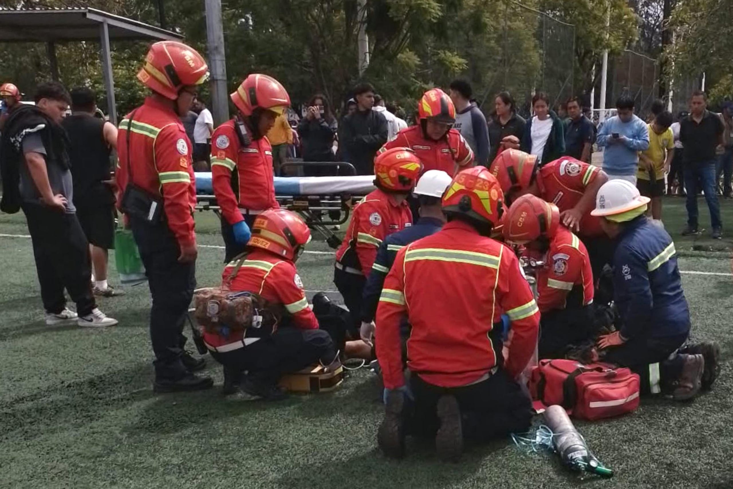 Bomberos Municipales de Guatemala atienden la emergencia tras el asesinato del abogado y exfiscal anticorrupción Juan Francisco Solórzano Foppa, este sábado, en Ciudad de Guatemala.