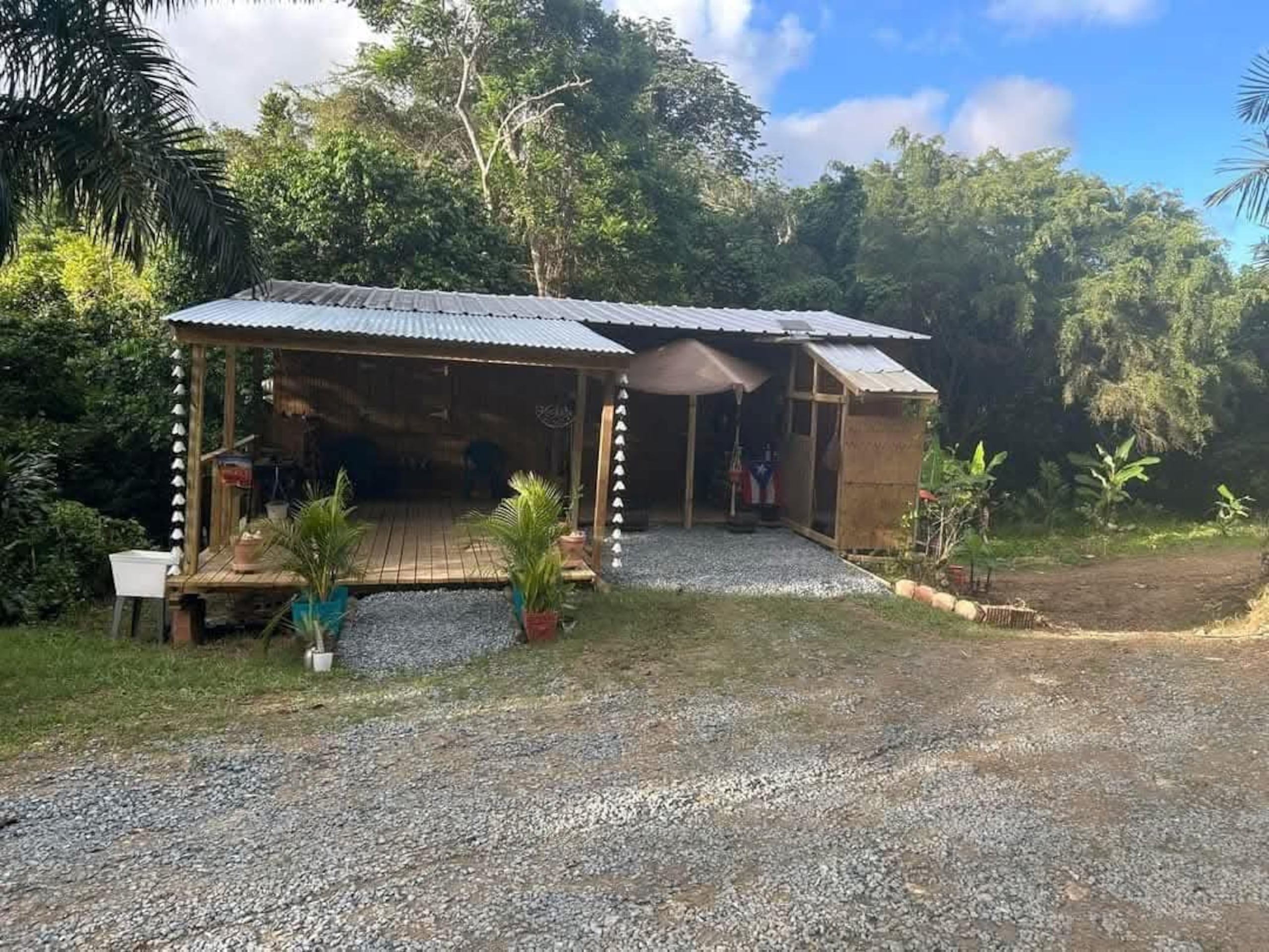 Así lucía la casita que construyó la agricultora en su finca en Camuy antes del incendio.