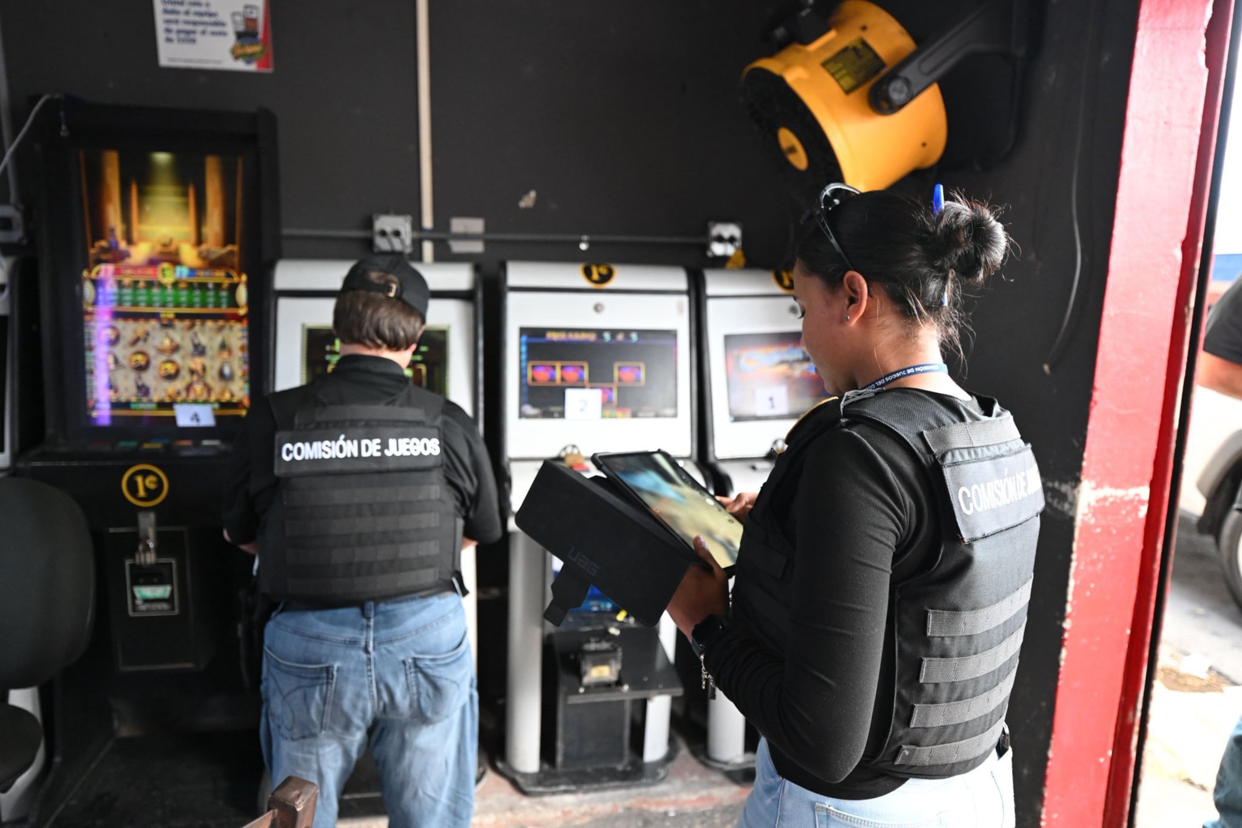 Operativo de personal de la Comisión de Juegos del Gobierno de Puerto Rico y la Policía para ocupar máquinas ilegales.