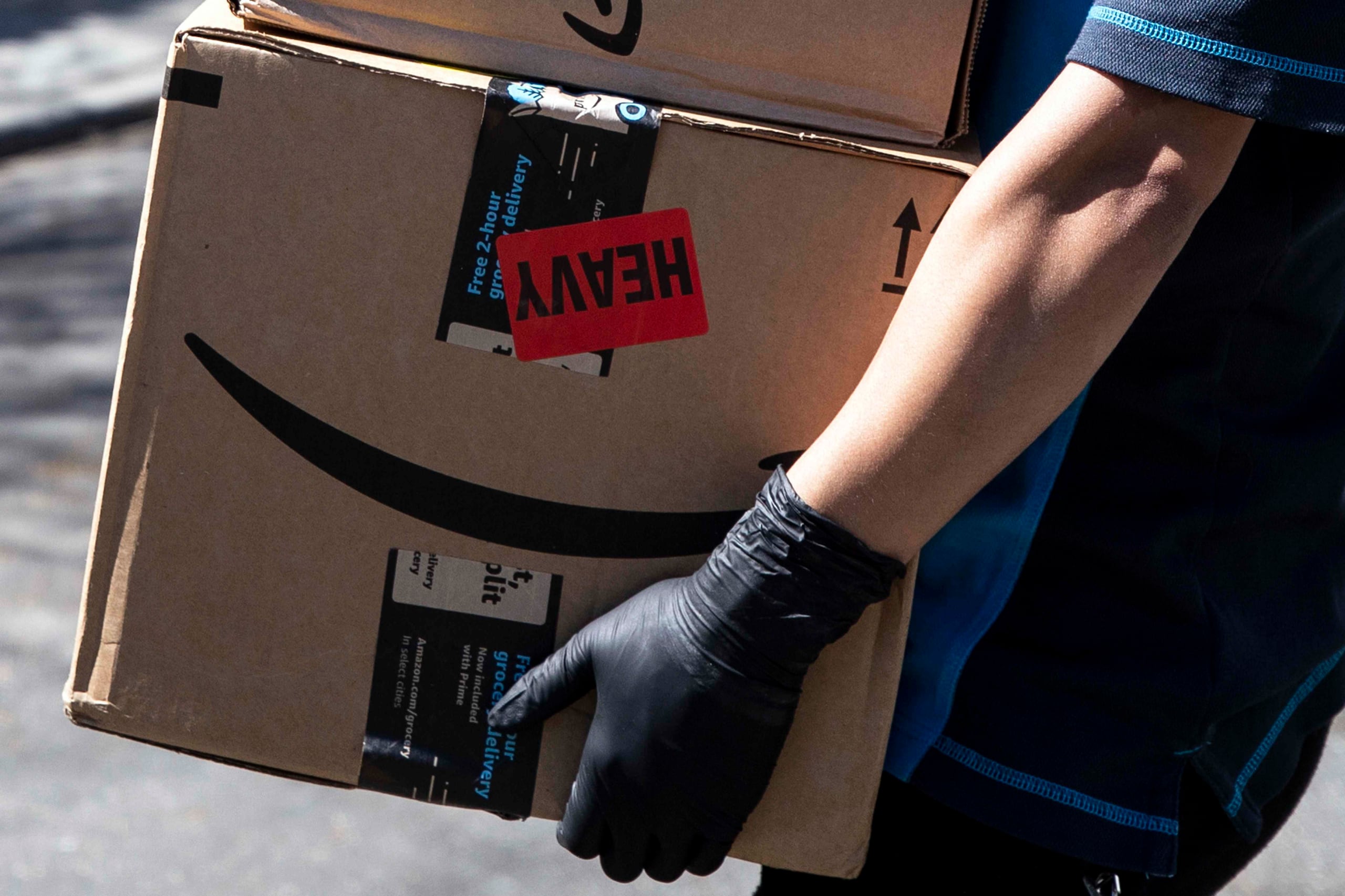 Una empleada de Amazon entrega paquetes en la ciudad de Los Angeles, California, el pasado 26 de marzo. (EFE/EPA/ETIENNE LAURENT)