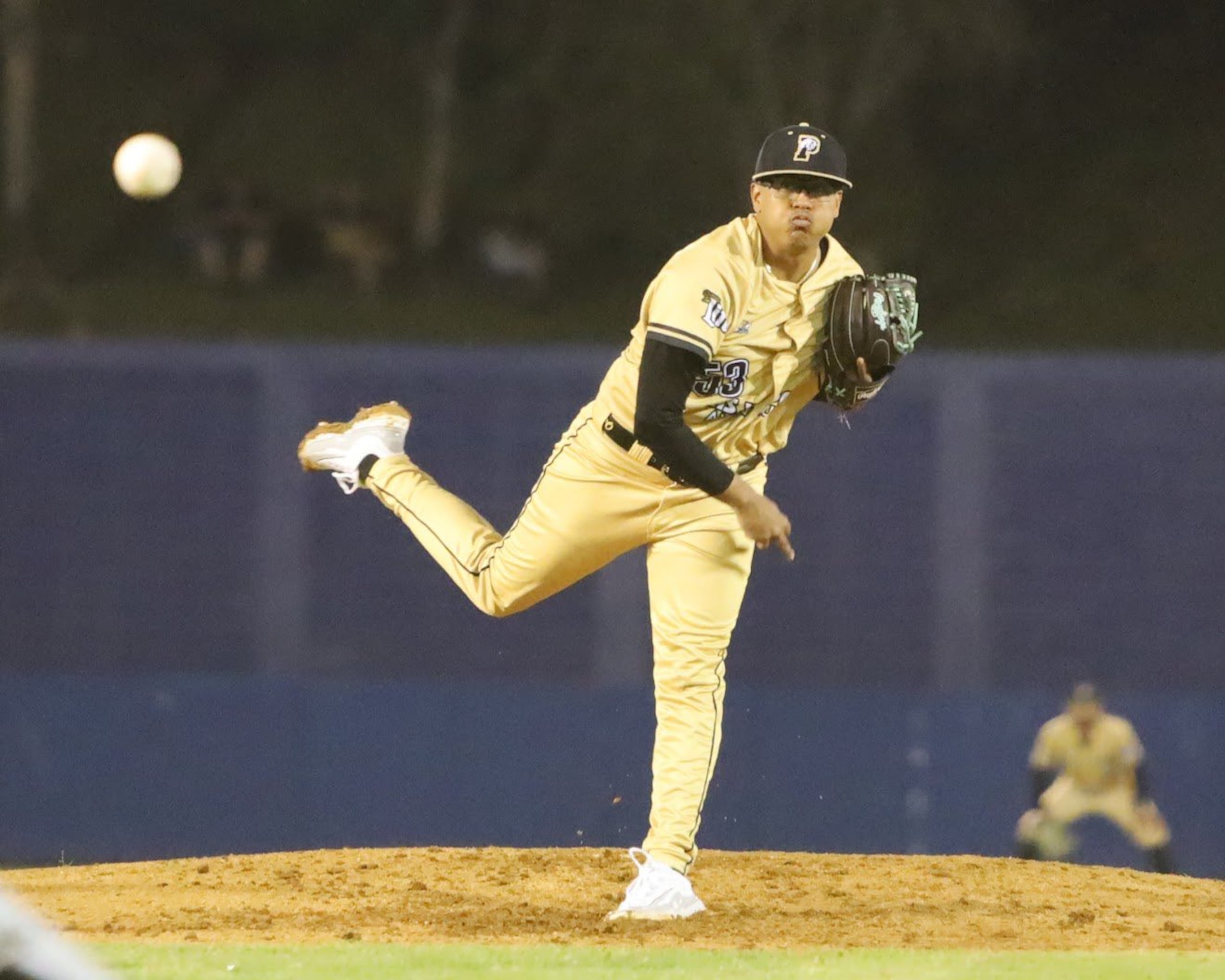 El estelar lanzador Anthony Borrero cubrió las primeras seis entradas por los Patrulleros de San Sebastián con ocho ponches para cerrar su marca en 6-0 este año.