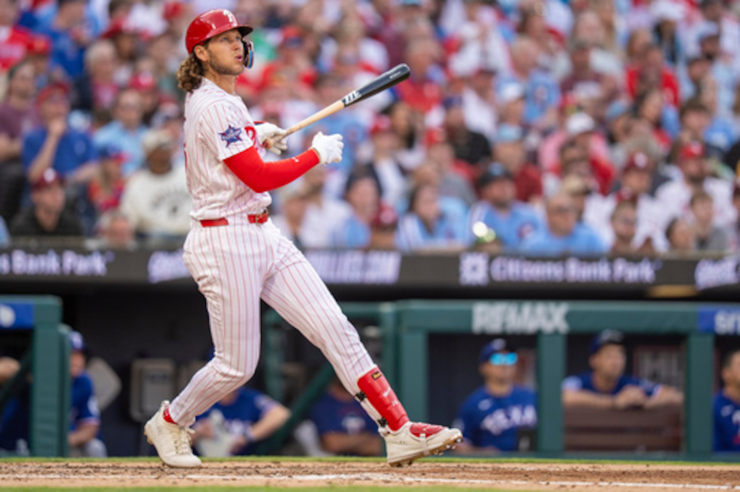 Alec Bohm, de los Filis de Filadelfia, batea un jonrón de tres carreras durante la quinta entrada de un partido de béisbol inaugural contra los Rangers de Texas, el jueves 26 de marzo de 2026, en Filadelfia. (AP Photo/Chris Szagola)