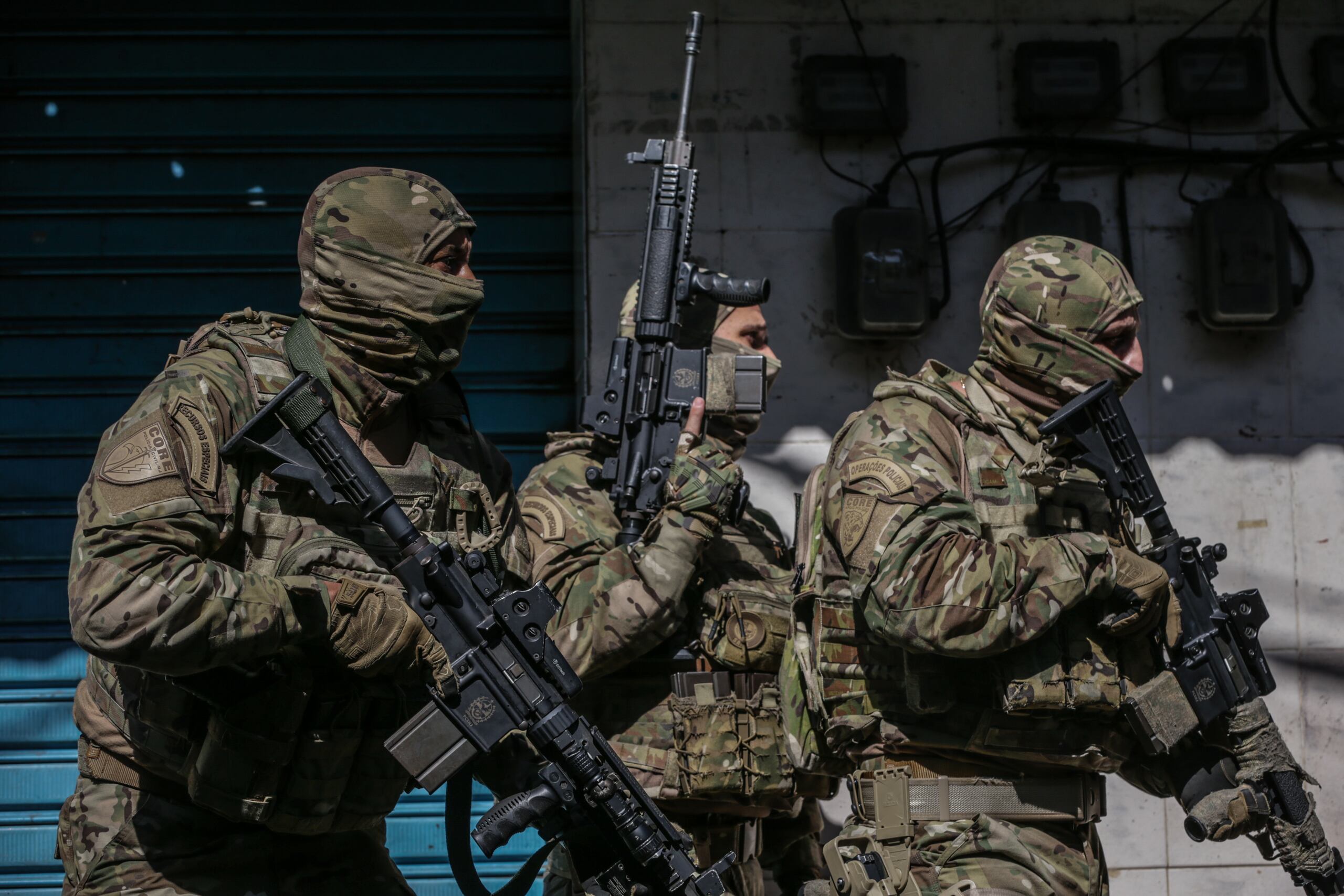 La operación, que se prolongó por algunas horas y que generó un intenso tiroteo, comenzó en la madrugada del miércoles en Vila Cruzeiro, una de las barriadas que integran un peligroso conjunto de favelas en la zona norte de Río de Janeiro.