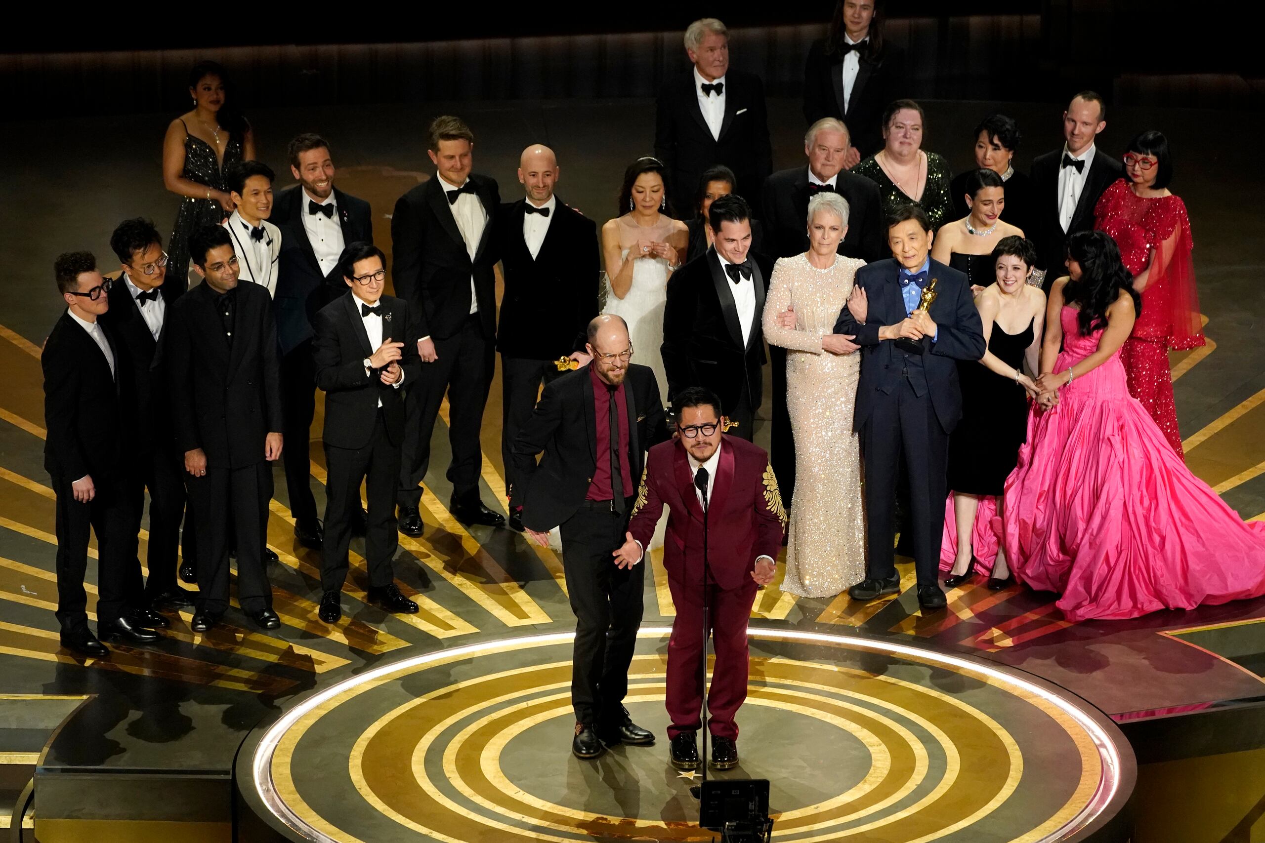 El elenco y equipo de "Everything Everywhere All at Once" recibe el premio a la mejor película en los premios Oscar, el 12 de marzo de 2023, en el Teatro Dolby, en Los Ángeles.