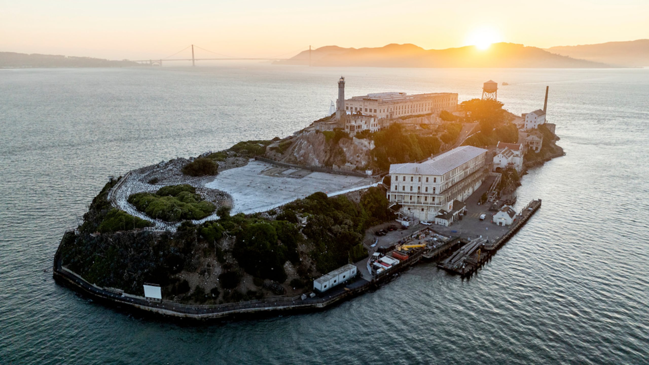 La isla de Alcatraz es actualmente un importante sitio turístico operado por el Servicio de Parques Nacionales y está designada como Monumento Nacional Histórico.