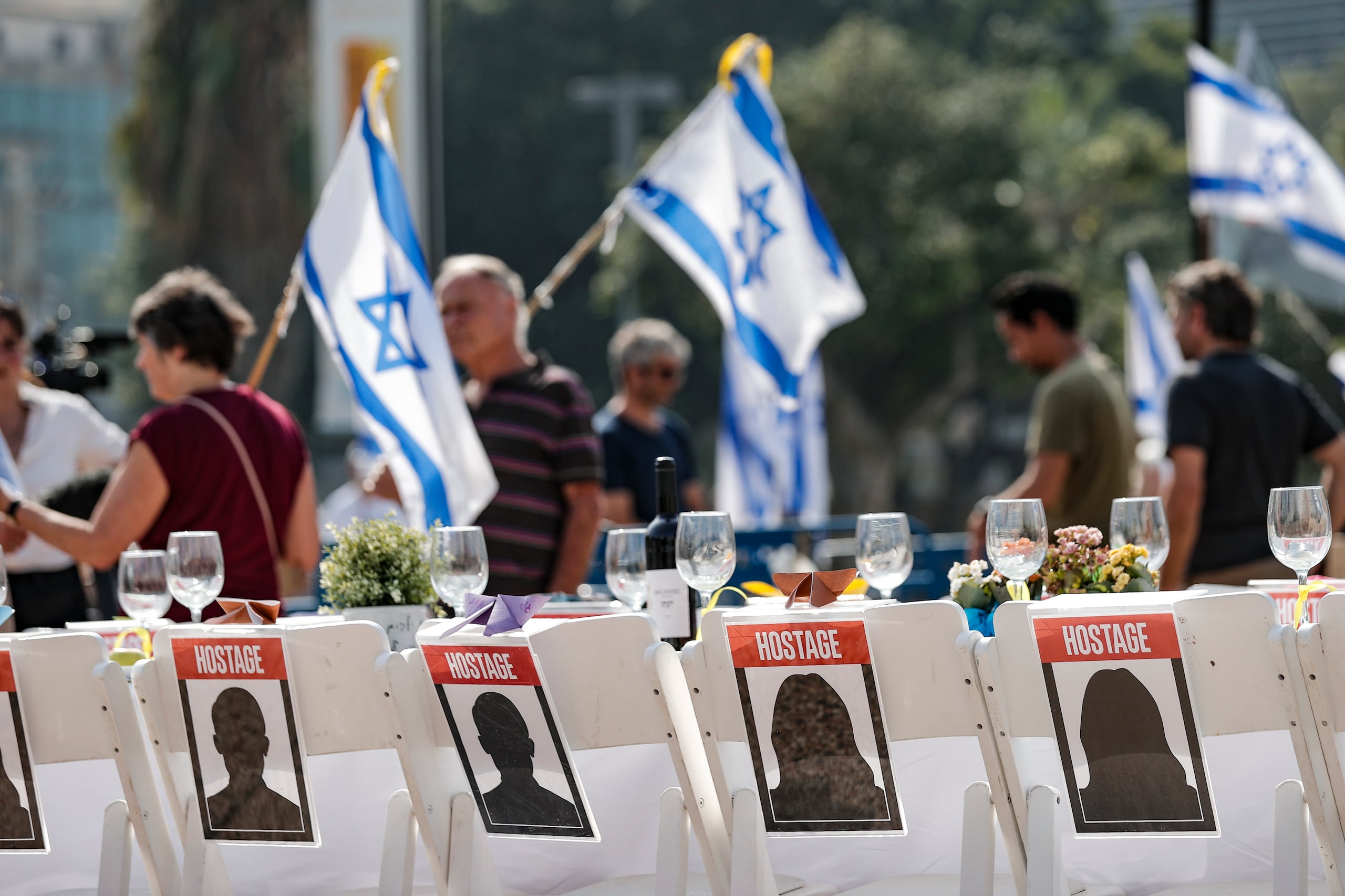 Familiares y amigos de los secuestrados y desaparecidos tras el ataque de Hamas del 7 de octubre. (EFE/Manuel Bruque)