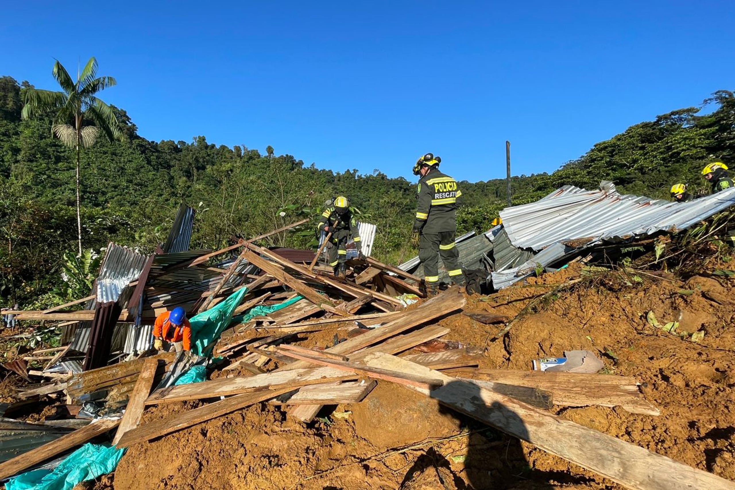 Fotografía cedida este sábado, 13 de enero, por la Policía Nacional de Colombia, en la que se registró a rescatistas y policías mientras trabajaban en la recuperación de víctimas, en el lugar donde un deslizamiento de tierra cubrió un tramo de la vía que une a los departamentos de Chocó y Antioquia (oeste) y en el que al menos 33 personas murieron, en inmediaciones del municipio Carmen de Atrato (Chocó, Colombia). EFE/Policía Nacional de Colombia