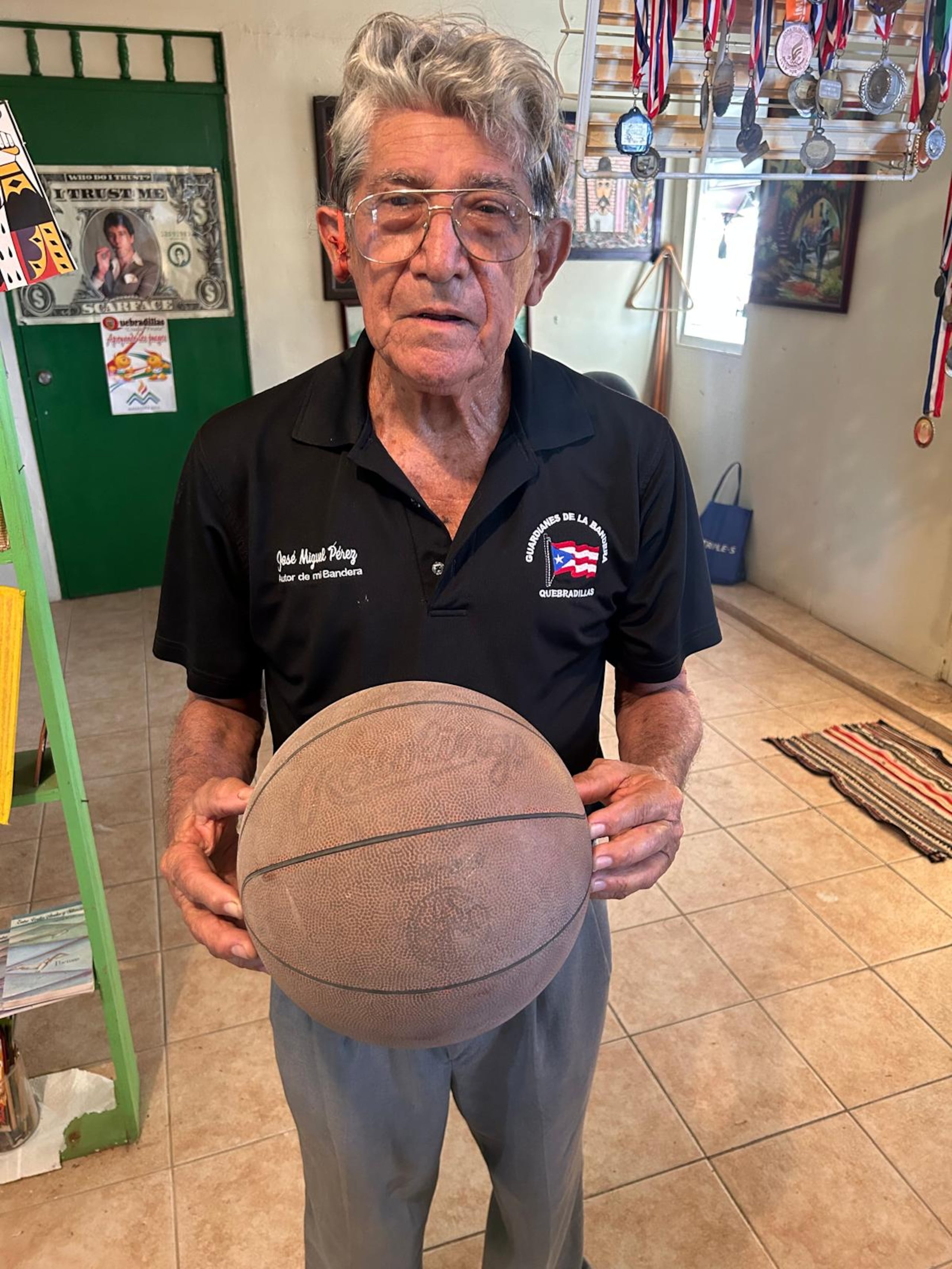 José Miguel Pérez Pérez, aquí junto al balón de los campeones Piratas de Quebradillas, fue un deportista boricua y esgrimista olímpico en México1968.