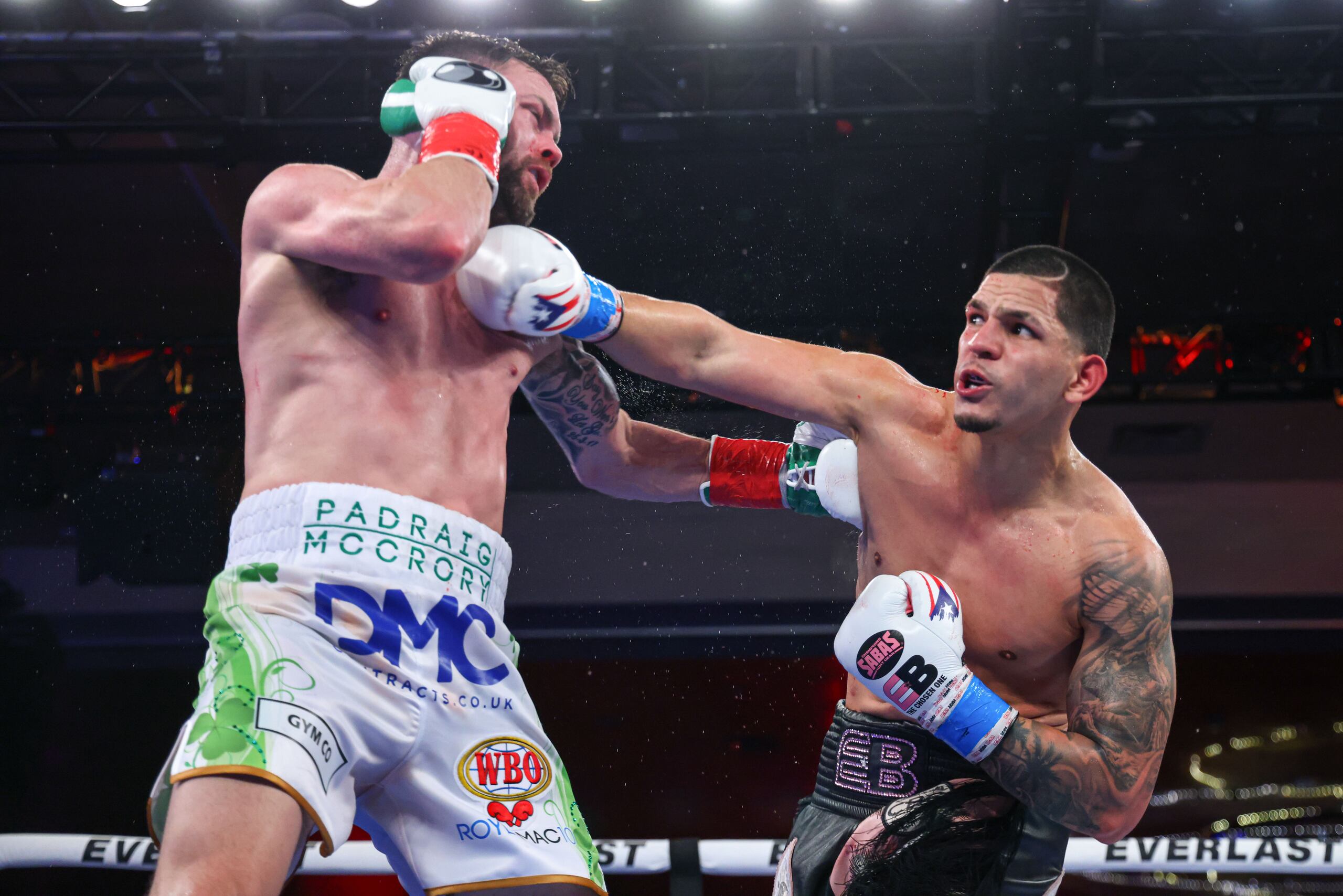 Edgar Berlanga, aquí conectando a Padraig McCrory, pudiera enfrentar a Canelo Álvarez en el T-Mobile Arena de Las Vegas.