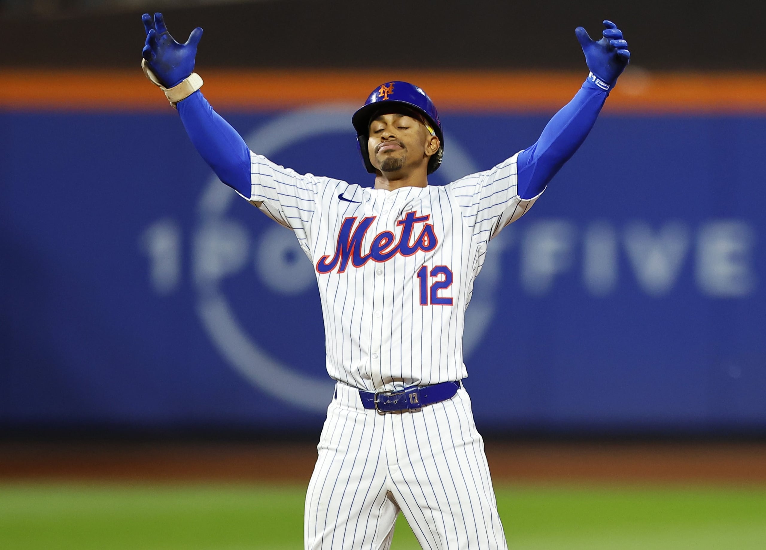 El puertorriqueño Francisco Lindor, de los Mets de Nueva York, festeja luego de conseguir un doble ante los Red Sox de Boston.