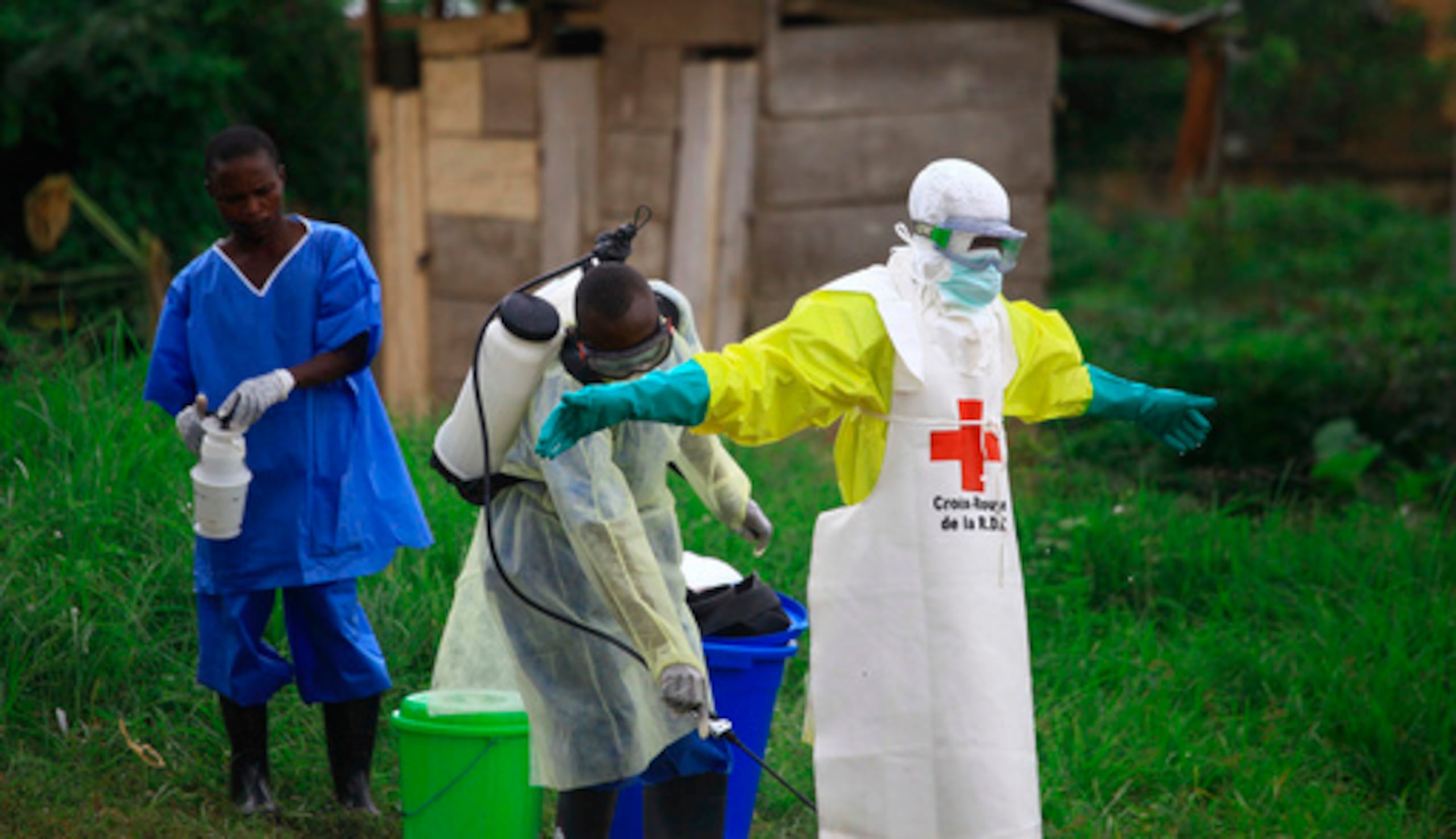 ARCHIVO - Un trabajador sanitario rocía desinfectante a su colega después de trabajar en un centro de tratamiento del ébola en Beni, al este del Congo, 9 de septiembre de 2018. (AP Photo/Al-hadji Kudra Maliro, Archivo)