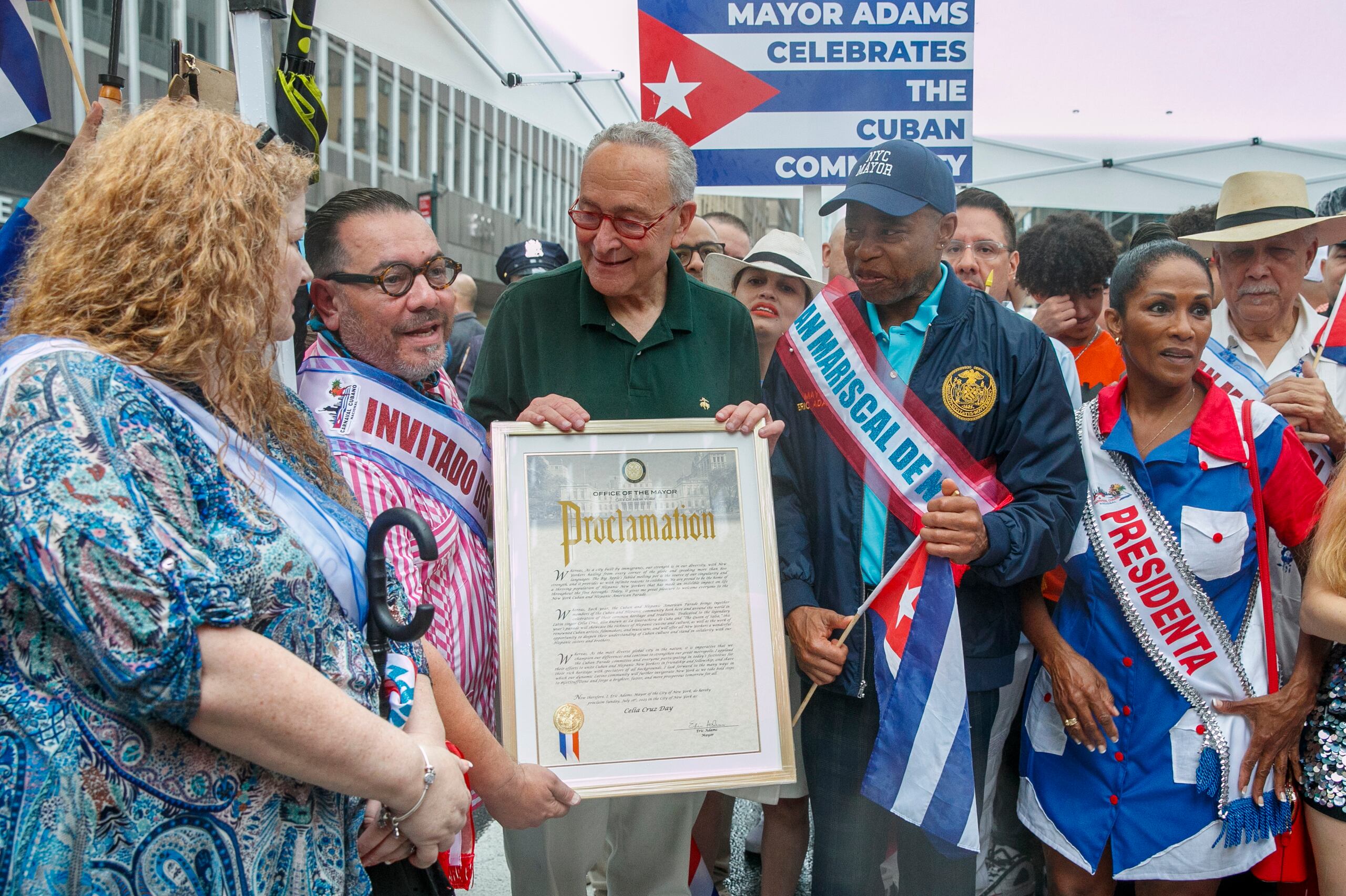 Hoy, veinte años después de que “la Guarachera de Cuba” perdiera la batalla contra el cáncer, la comunidad cubana le rindió tributo al dedicarle su desfile y una carroza en Nueva York.