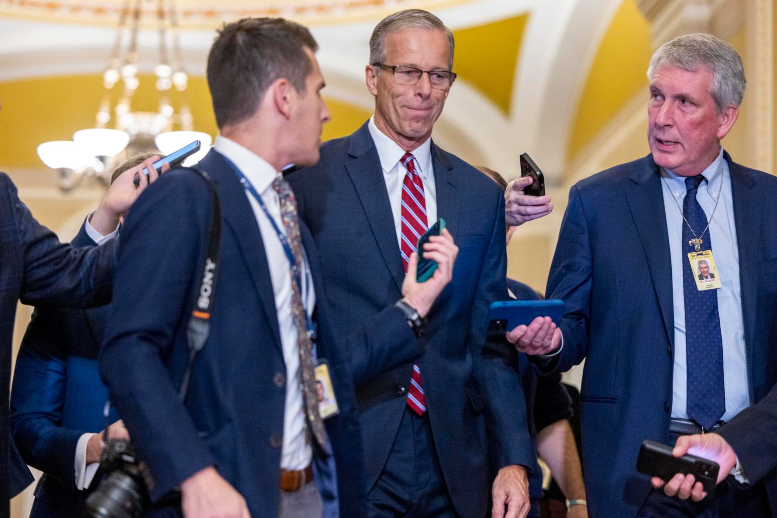 El senador republicano de Dakota del Sur, John Thune, en su llegada para la votación de liderazgo republicano en el Senado en el Capitolio federal este miécoles.