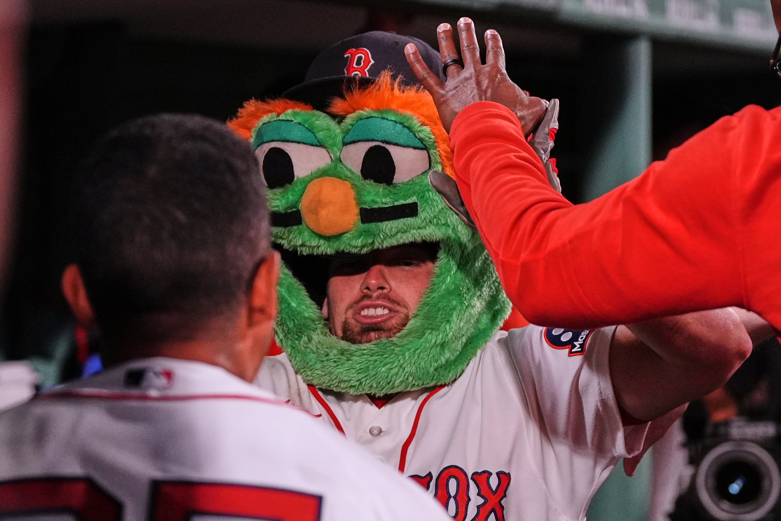 Caleb Durbin, de los Red Sox de Boston, celebra tras conectar un cuadrangular en la octava entrada ante los Orioles de Baltimore.