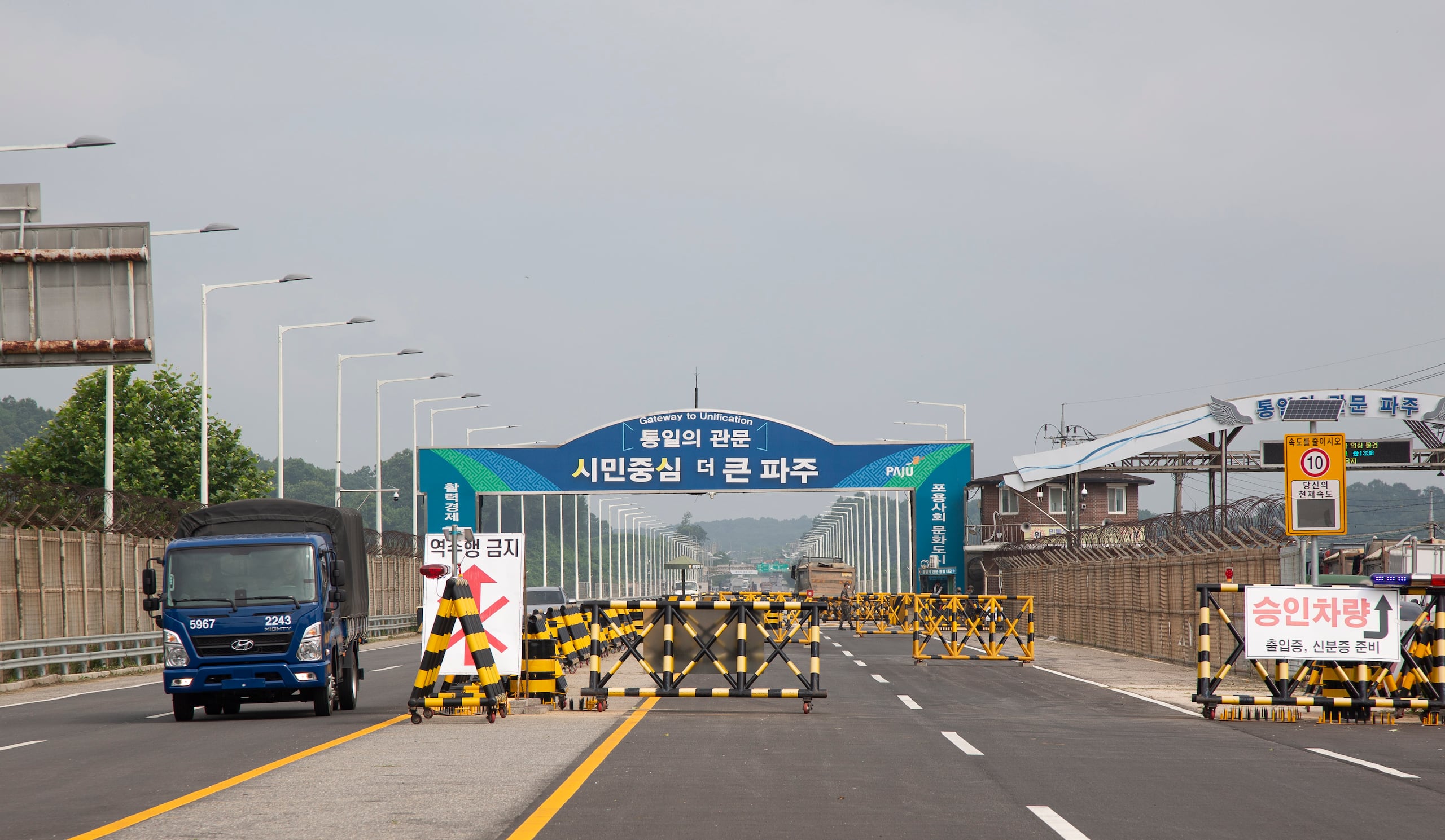 King era llevado al aeropuerto para su traslado a la base de Fort Bliss, Texas, pero en lugar de subir al avión escapó.