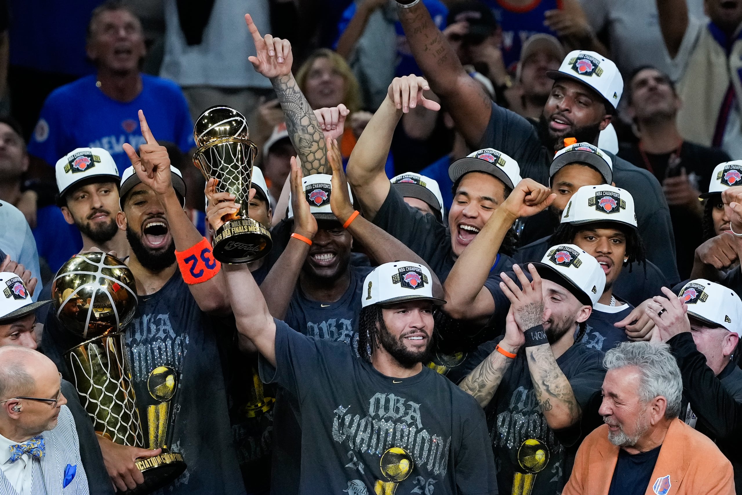 Jalen Brunson, de los Knicks de Nueva York, levanta el premio de Jugador Más Valioso de las Finales de la NBA.