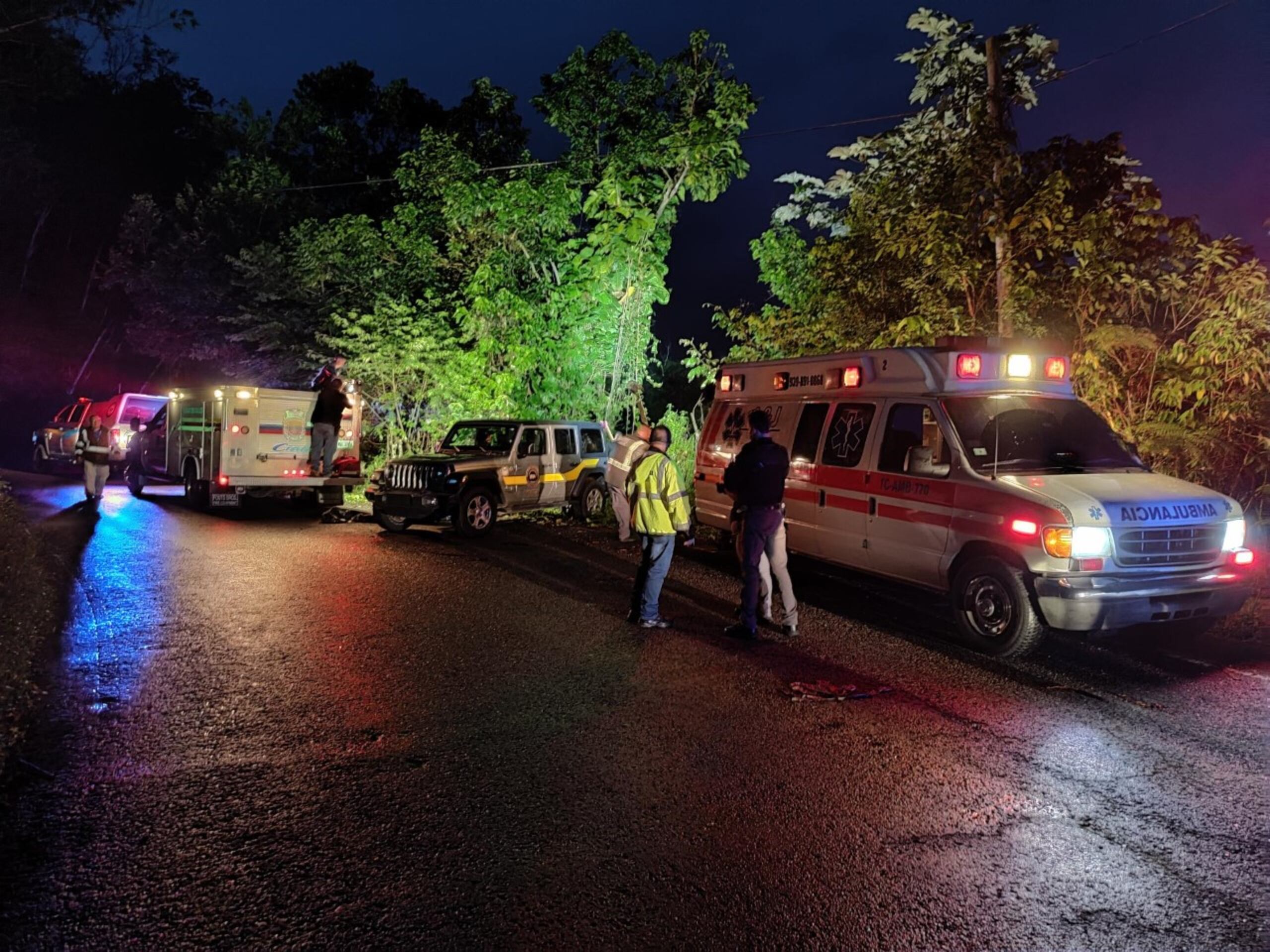 El cadáver fue localizado en una zona boscosa del barrio Toro Negro de Ciales, a unos 15 minutos de distancia de la carretera.