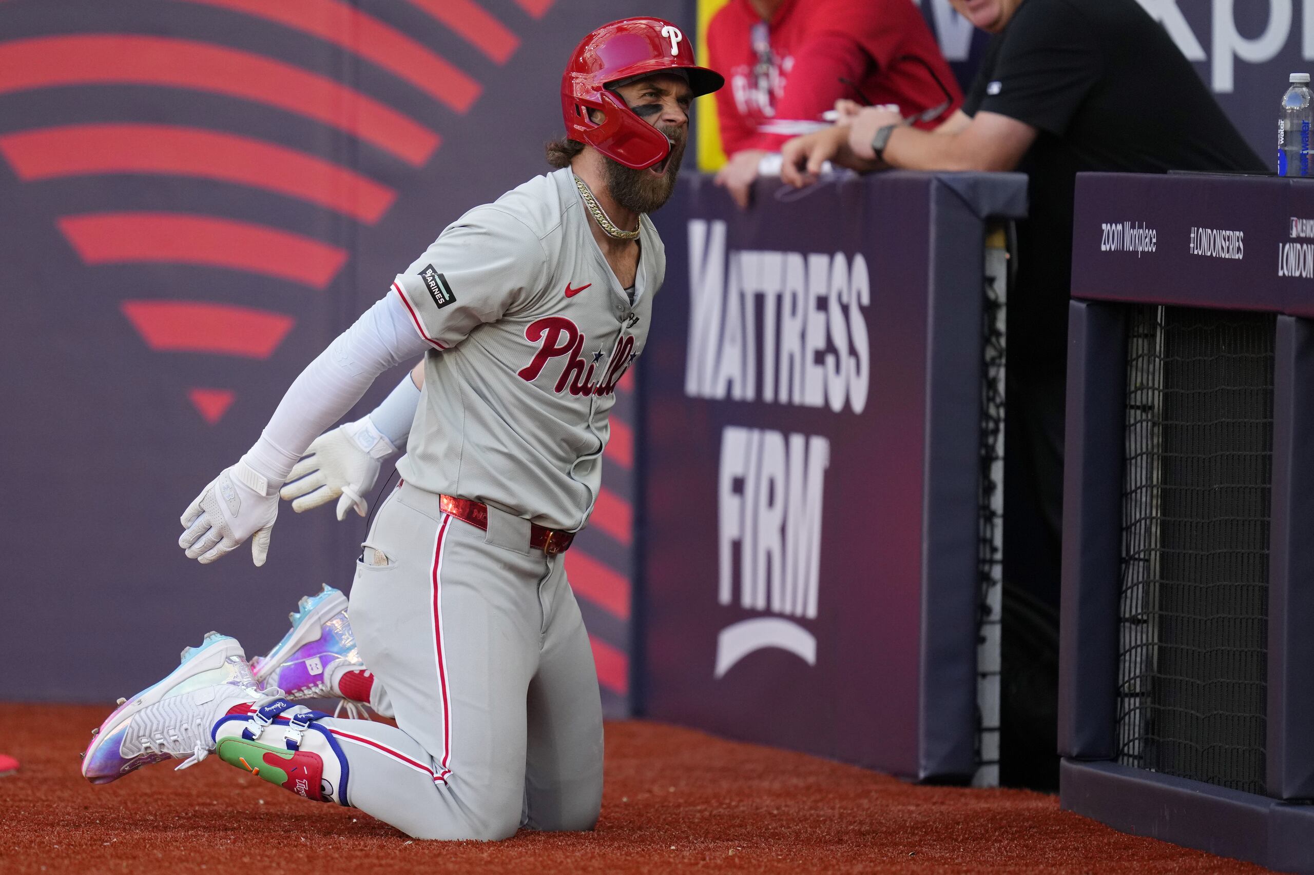 Bryce Harper (3), de los Filis de Filadelfia, celebra después de conectar un jonrón contra los Mets de Nueva York durante la cuarta entrada de primer juego de la Serie en Londres, el sábado 8 de junio de 2024.