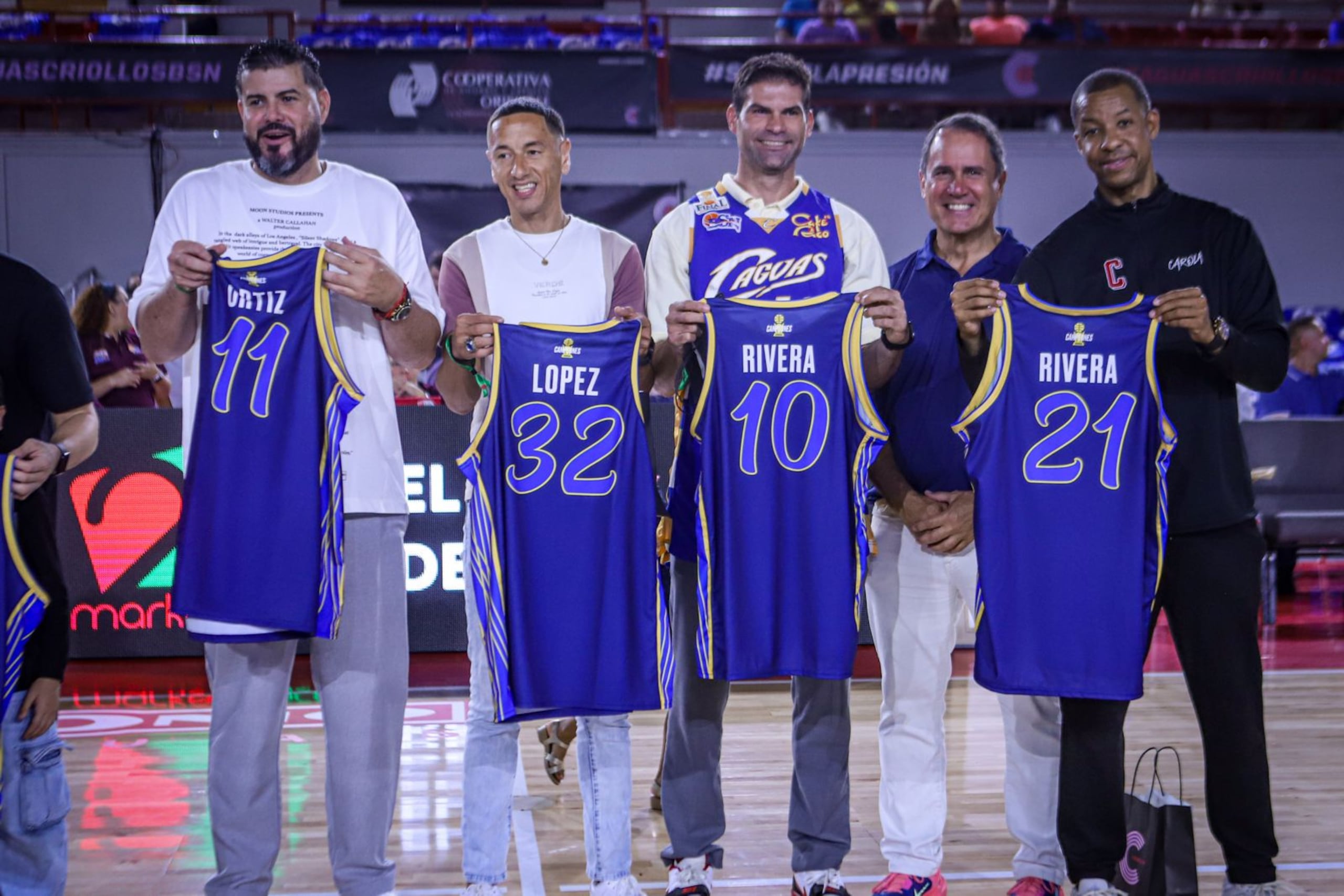 De izquierda a derecha, Fernando Ortiz, Arnaldo López, Alexander Rivera, el apoderado actual de los Criollos, John Herrero; y Filiberto Rivera (MVP de la final), integrante de los campeones de quinteto de Caguas de 2006.