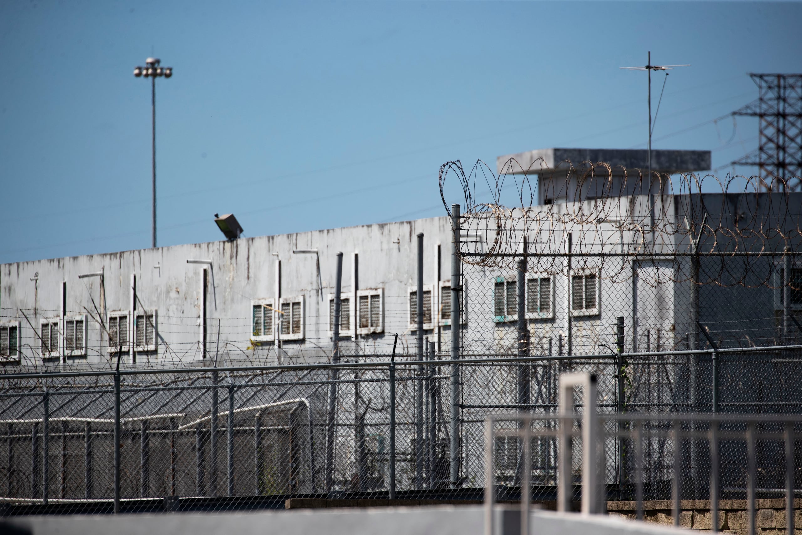 Los hechos ocurrieron el 20 de diciembre de 2023, por presuntamente realizar varias llamadas telefónicas al trabajo de la víctima, a sabiendas que existía una orden de protección en su contra que se lo prohibía.