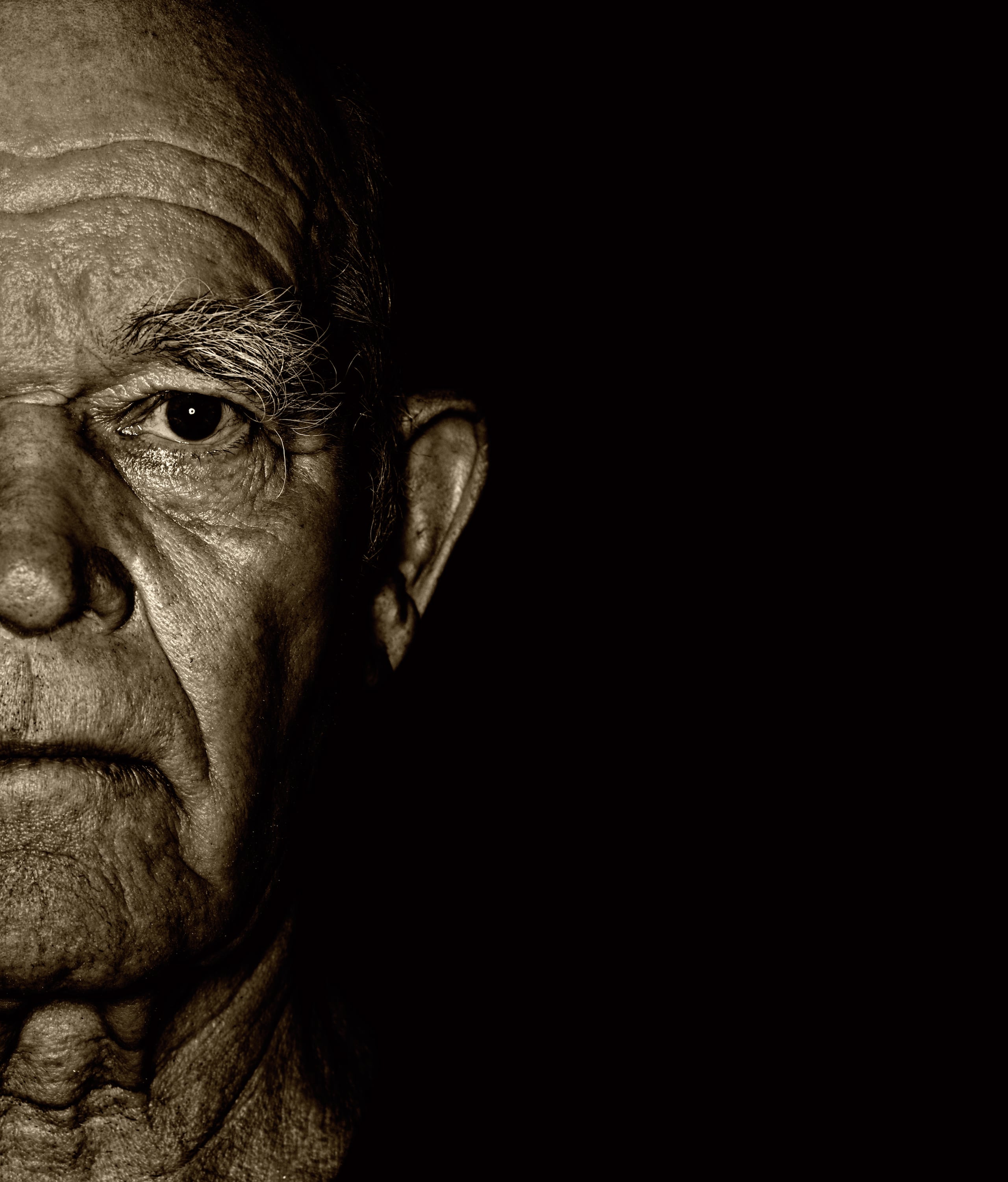 El estudio reveló que otra población vulnerable son las personas de la tercera edad, quienes muchas veces deben decidir entre pagar utilidades, comprar medicamentos o comer.