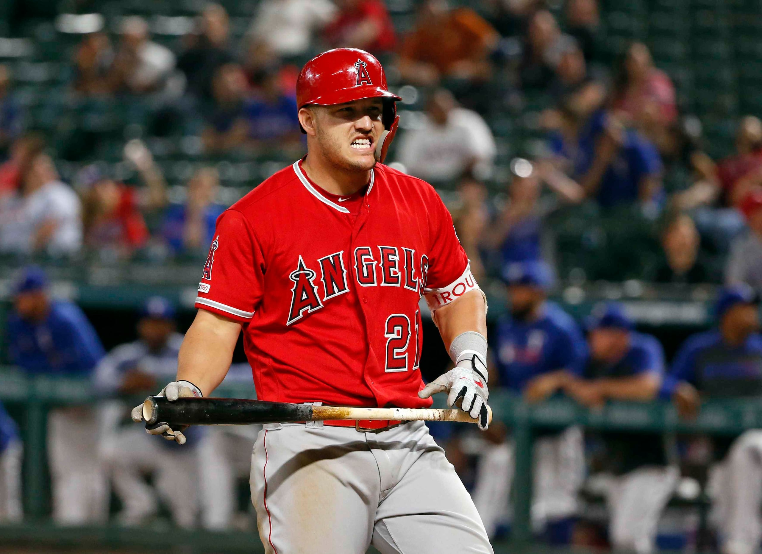 El jardinero de los Angels de Los Ángeles, Mike Trout, tiene un salario de $34 millones. En marzo llegó al acuerdo más lucrativo en la historia al firmar una extensión de 12 temporadas y $426.5 millones. (AP)