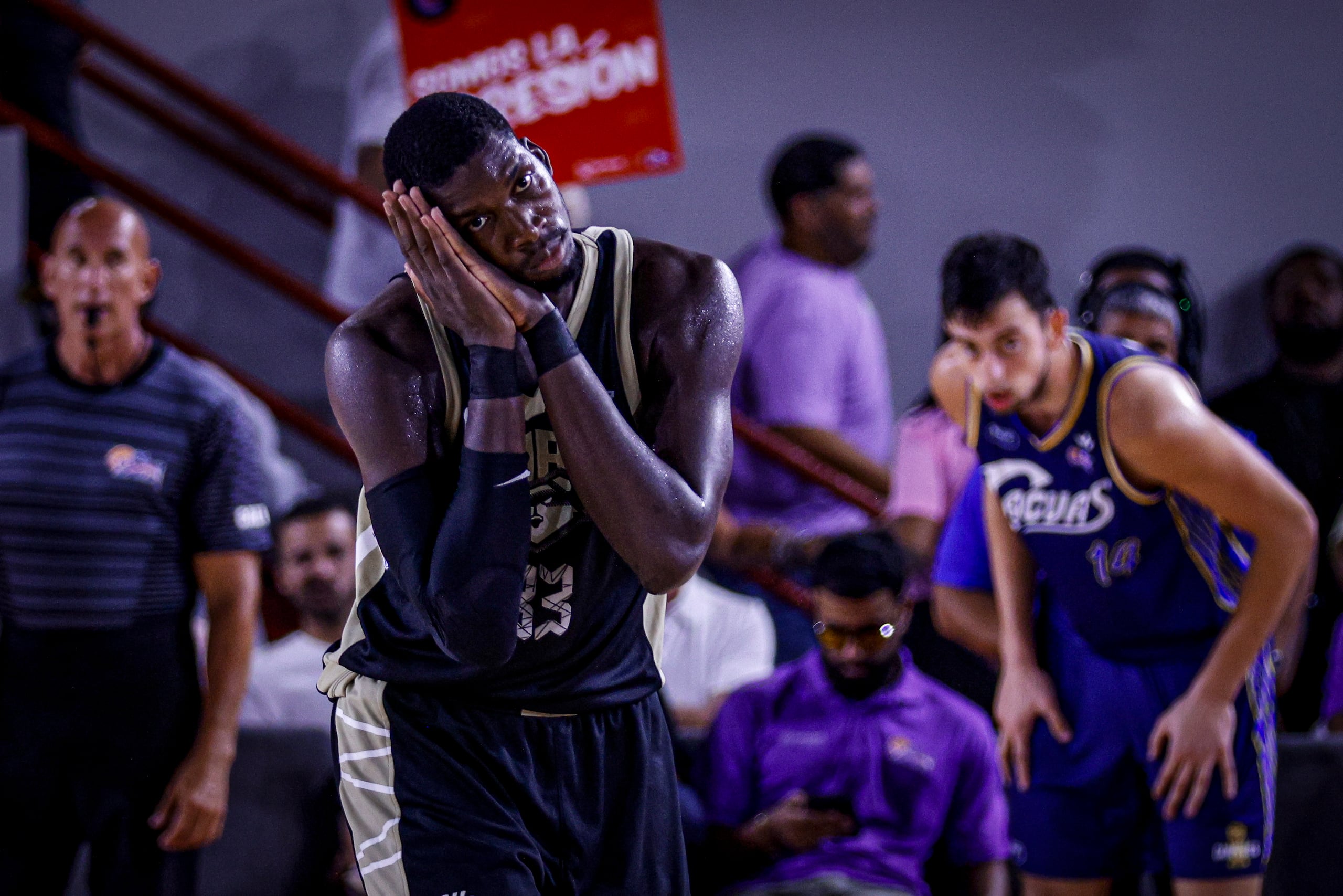 Cheick Diallo, refuerzo de los Osos de Manatí, en los momentos culminantes del quinto juego de la serie final del BSN.