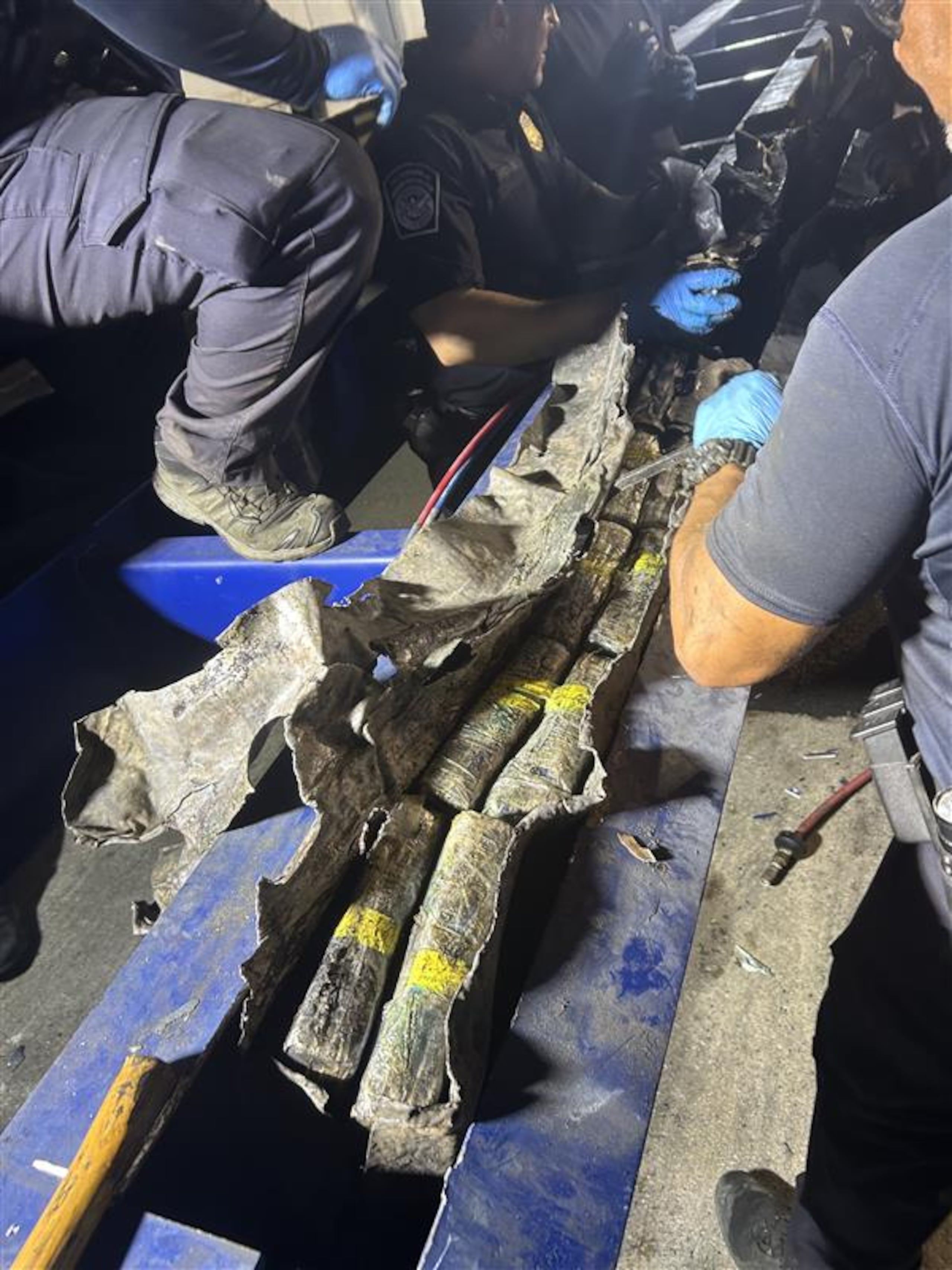 Agentes federales ocuparon cocaína oculta en los chasis de tres contenedores en un buque procedente de la República Dominicana.