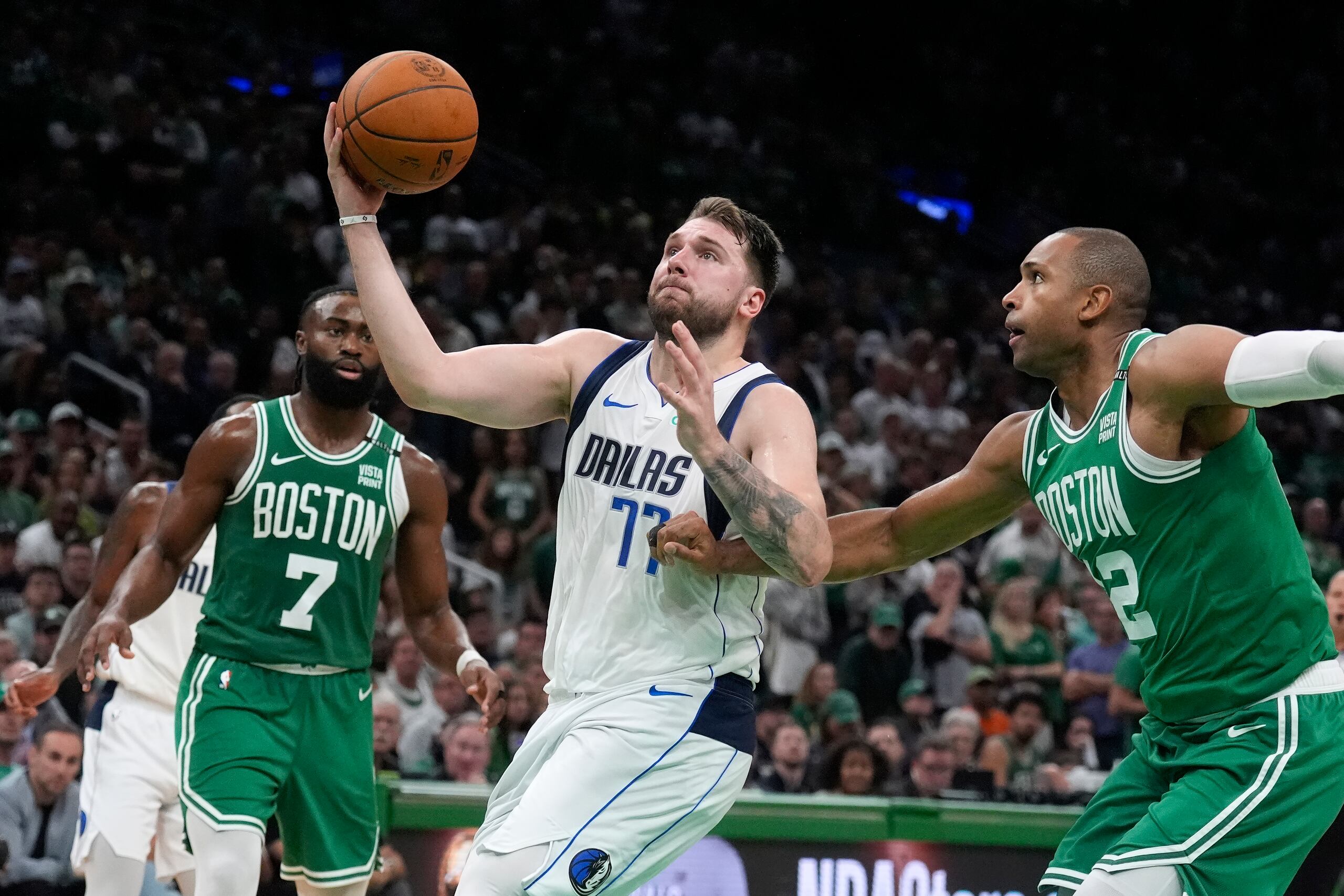 Luka Doncic ataca el canasto frente a la defensa de Al Horford en el quinto juego de la final de la NBA.
