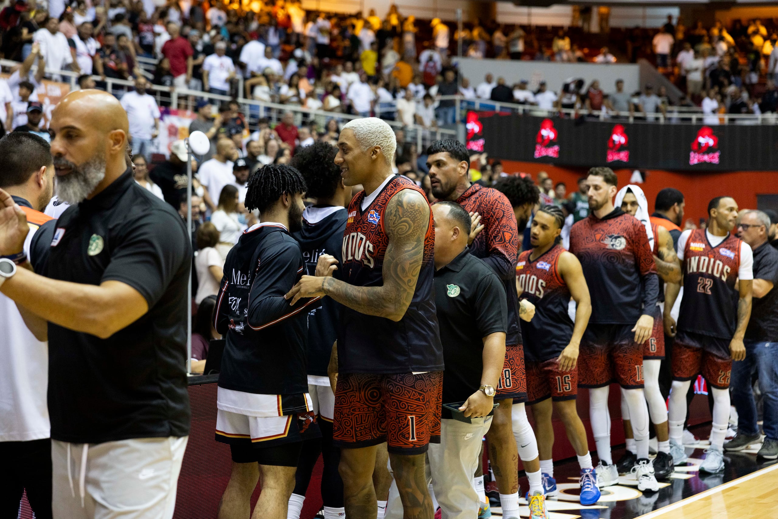 Los jugadores de los Indios de Mayagüez tras ser eliminados por los Leones de Ponce.