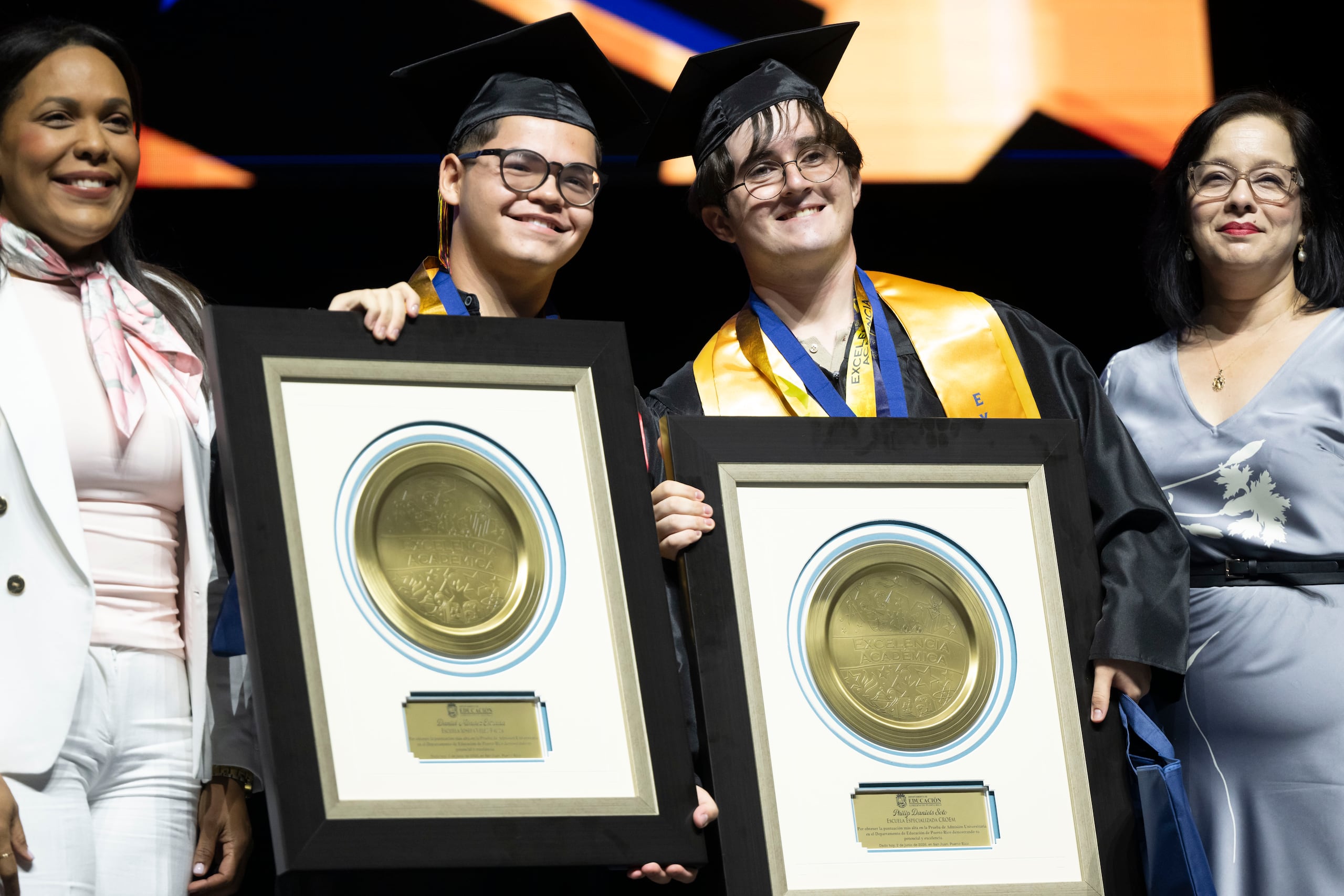Los estudiantes Philps Daniels Soto, del Centro Residencial de Oportunidades Educativas de Mayagüez (CROEM), y a Daniel Méndez Estrada, de la Escuela Josefa Vélez Bauzá, de Peñuelas, alcanzaron las puntuaciones más altas a nivel de Puerto Rico en el College Board. FOTO POR: Carlos Rivera Giusti / GFR Media
