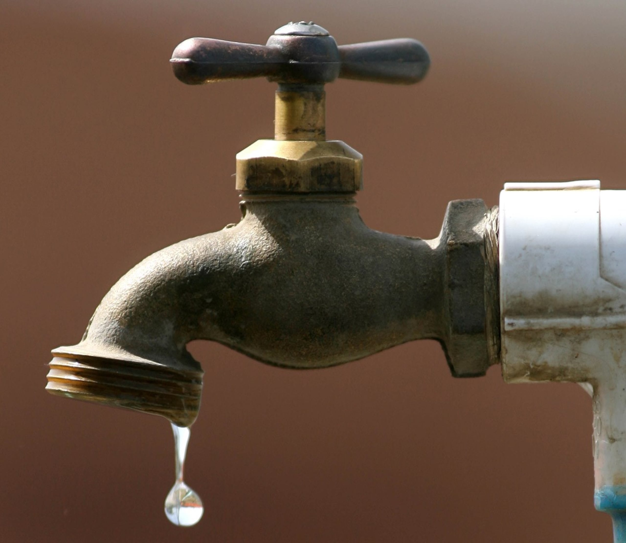 Residentes de Los Ferrer, Los Paganes, Cedro Arriba y Santa Teresita de Naranjito, así como el barrio Quebradillas y sector Farallón de Barranquitas ya se quedaron sin agua. (GFR Media)