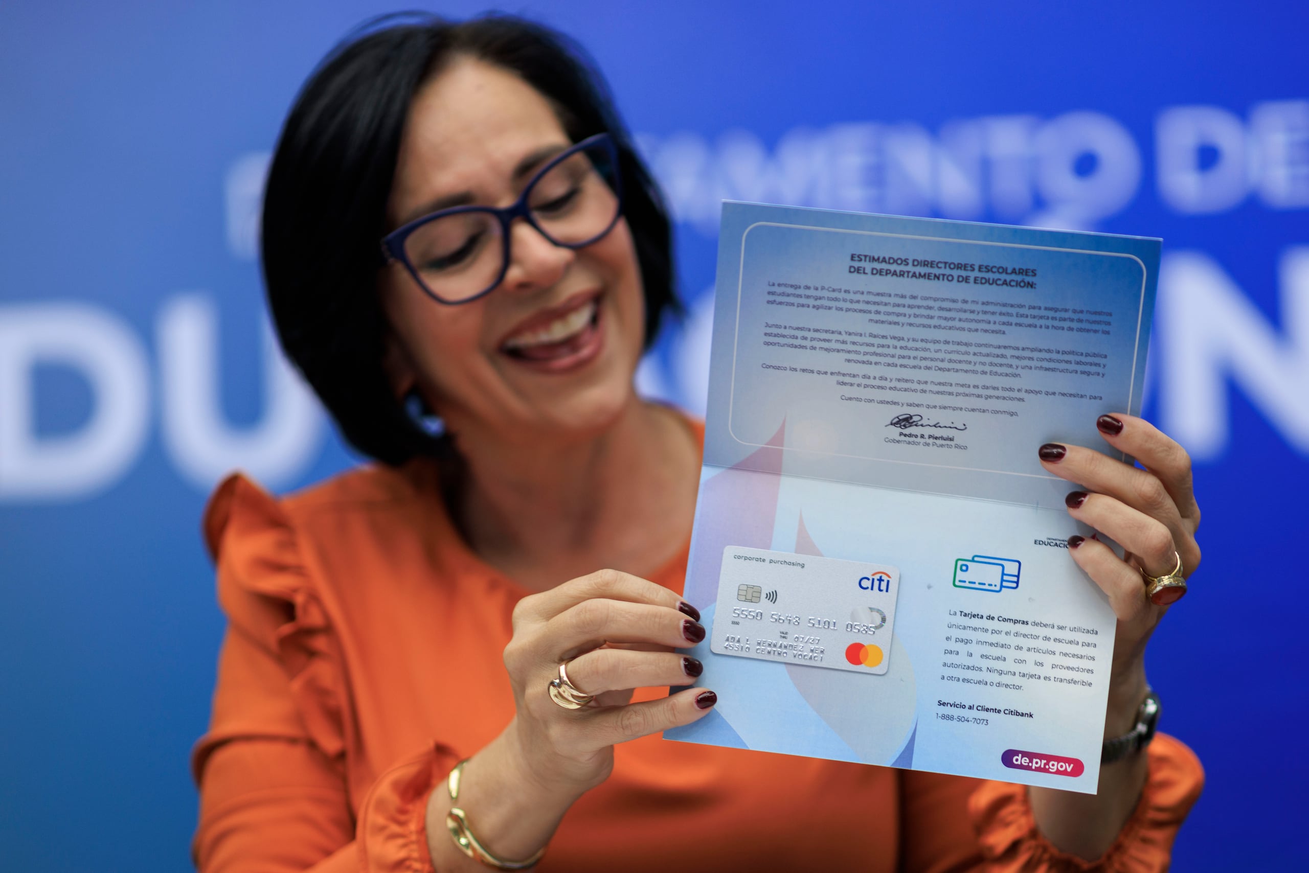 La secretaria designada de Educación, Yanira Raíces Vega, muestra la nueva tarjeta de debito P-Card que permitirá a los directores escolares hacer compras adicionales de materiales.