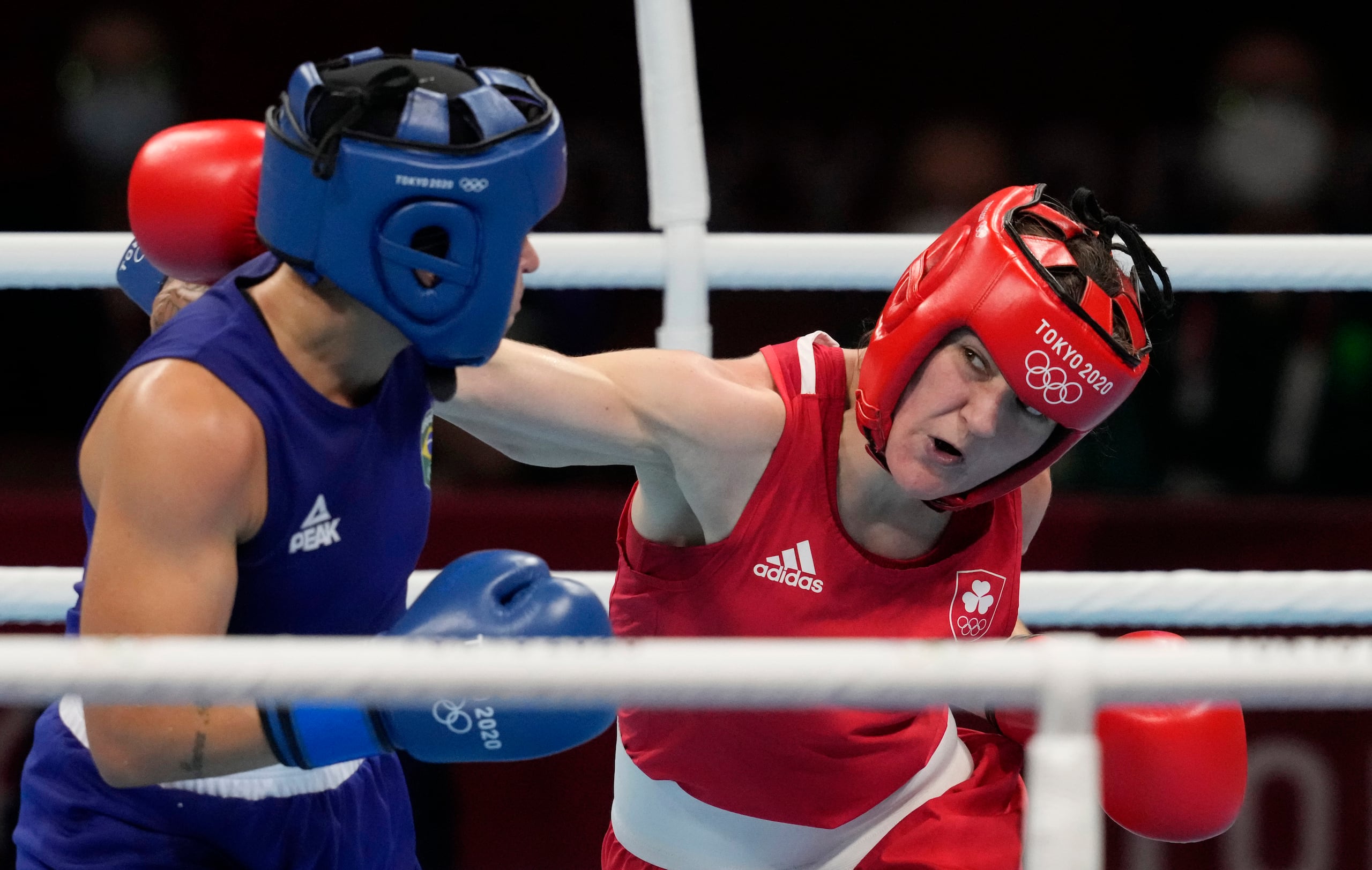 ARCHIVO - La brasileña Beatriz Ferreira (izquierda), recibe un golpe de la irlandesa Kellie Harrington durante la final de boxeo, división de 60 kilogramos, en los Juegos Olímpicos de Tokio, el 8 de agosto de 2021 (AP Foto/Themba Hadebe, archivo)