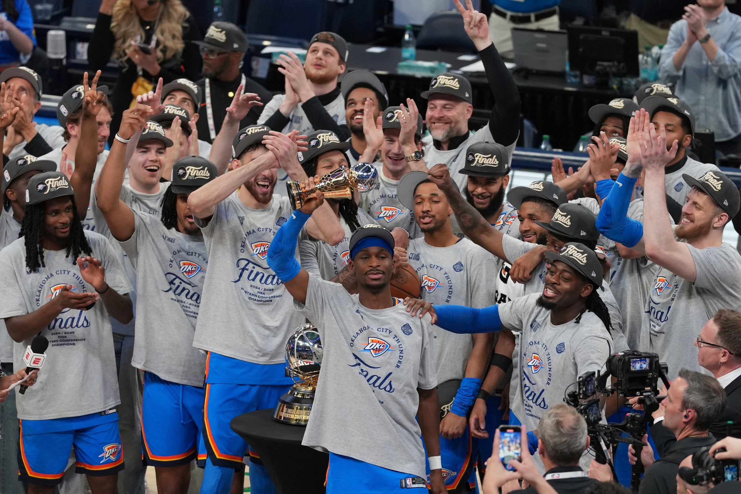 Jugadores del Thunder de Oklahoma City celebran haberse coronado en la Conferencia Oeste después de ganar el quinto juego de las finales frente a los Timberwolves de Minnesota, en los playoffs del baloncesto de la NBA, el miércoles 28 de mayo de 2025, en Oklahoma City. (AP Foto/Kyle Phillips)