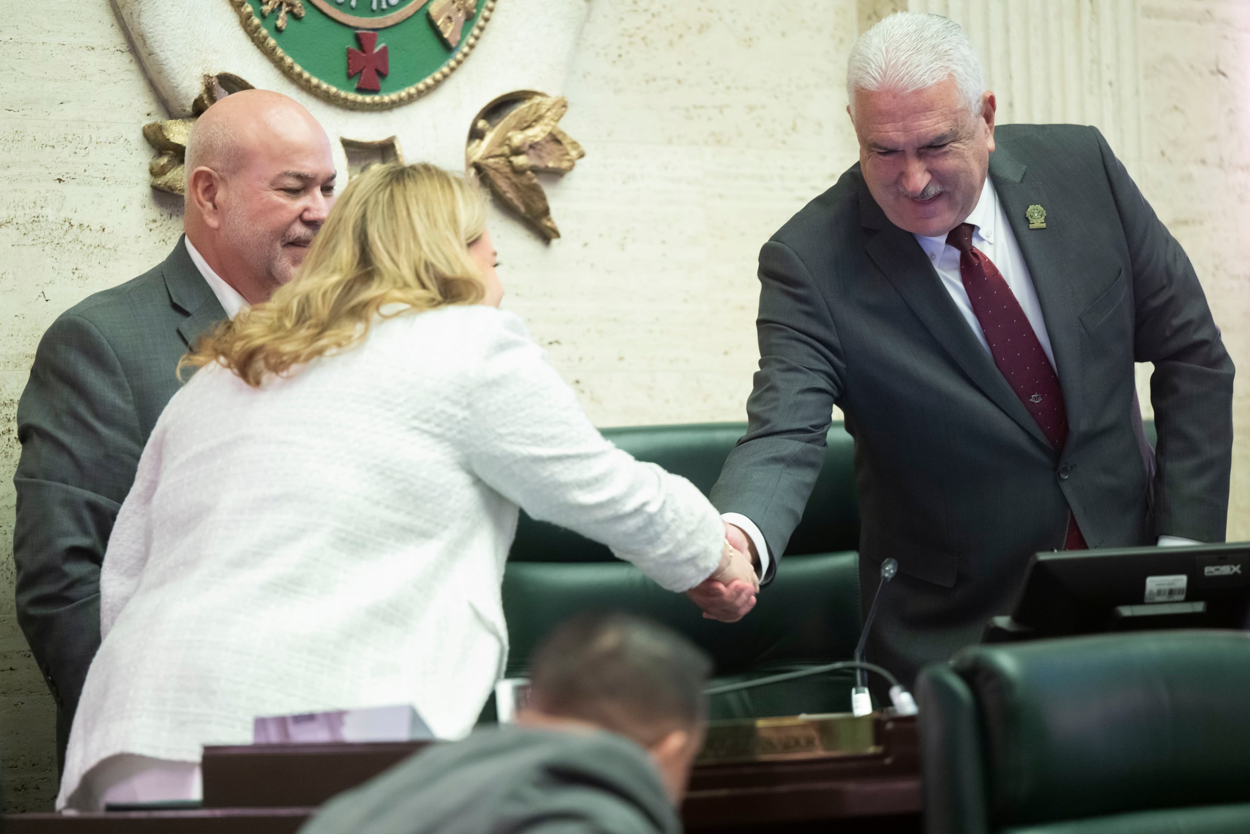 La gobernadora Jenniffer González saluda al presidente del Senado, Thomas Rivera Schatz. FOTO POR: Carlos Rivera Giusti/GFR Media