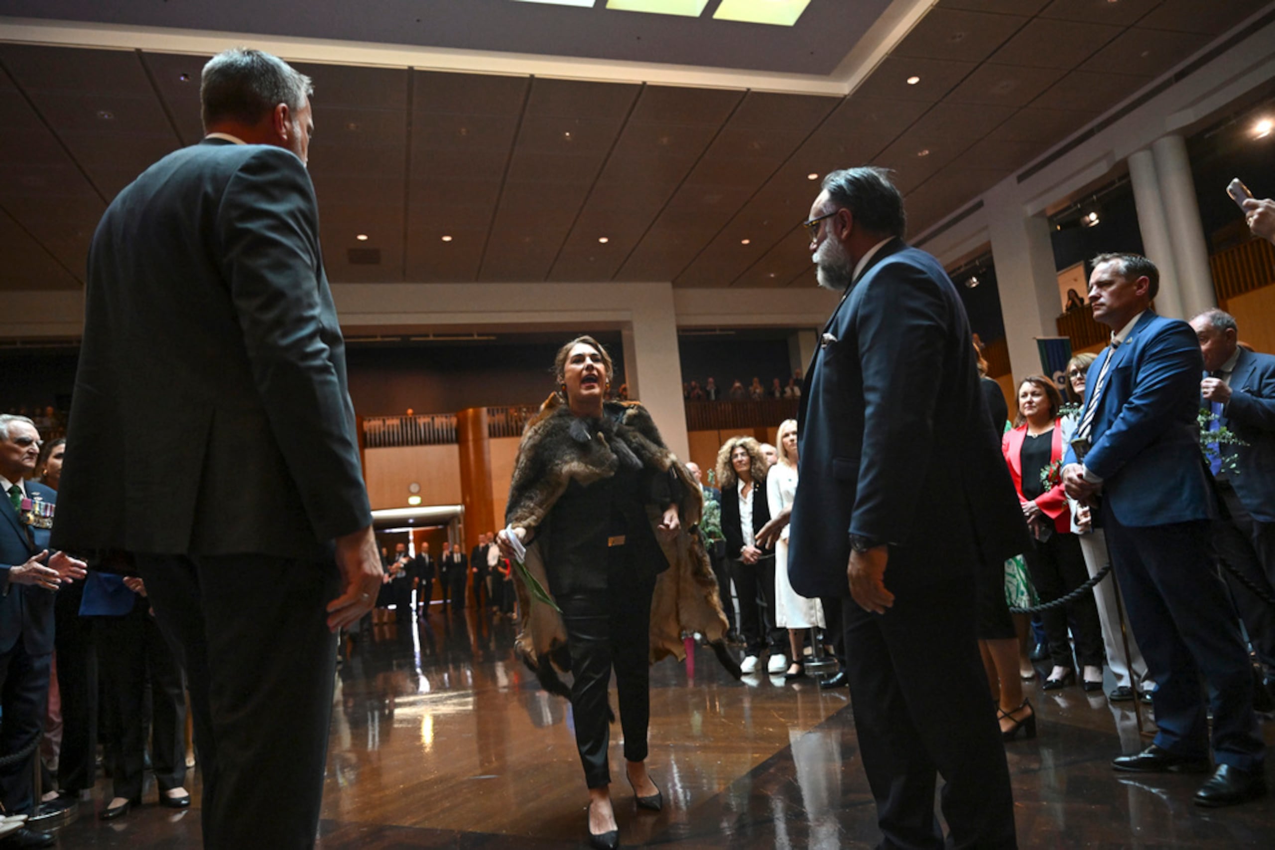 La senadora australiana Lidia Thorpe interrumpe los procedimientos mientras el rey Carlos III de Gran Bretaña y la reina Camila asisten a una recepción parlamentaria organizada por el primer ministro australiano Anthony Albanese y su pareja Jodie Jaydon hoy en la Casa del Parlamento en Canberra, Australia.