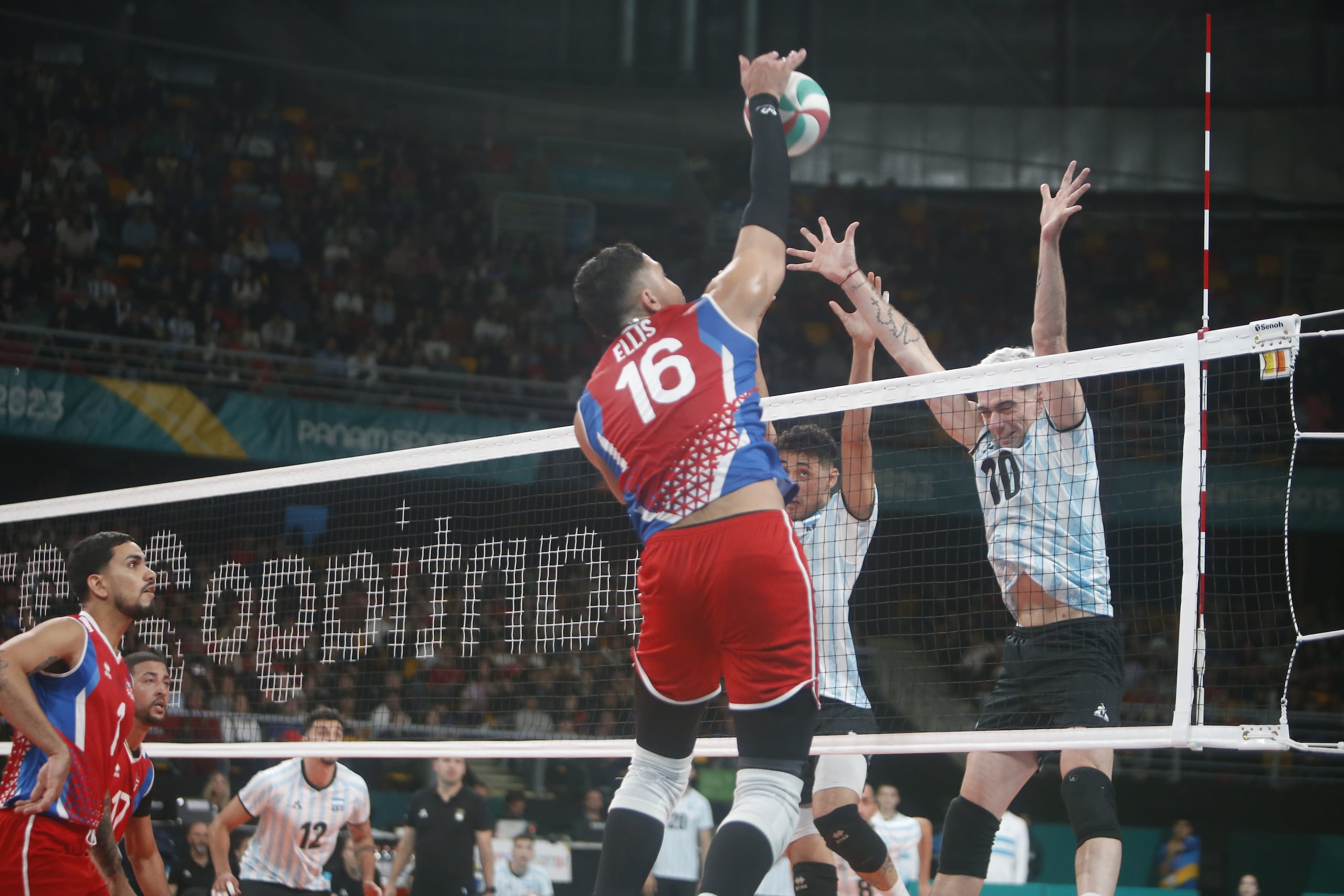 Jamal Ellis Carballo ataca contra la defensa de Argentina en el juego anoche.