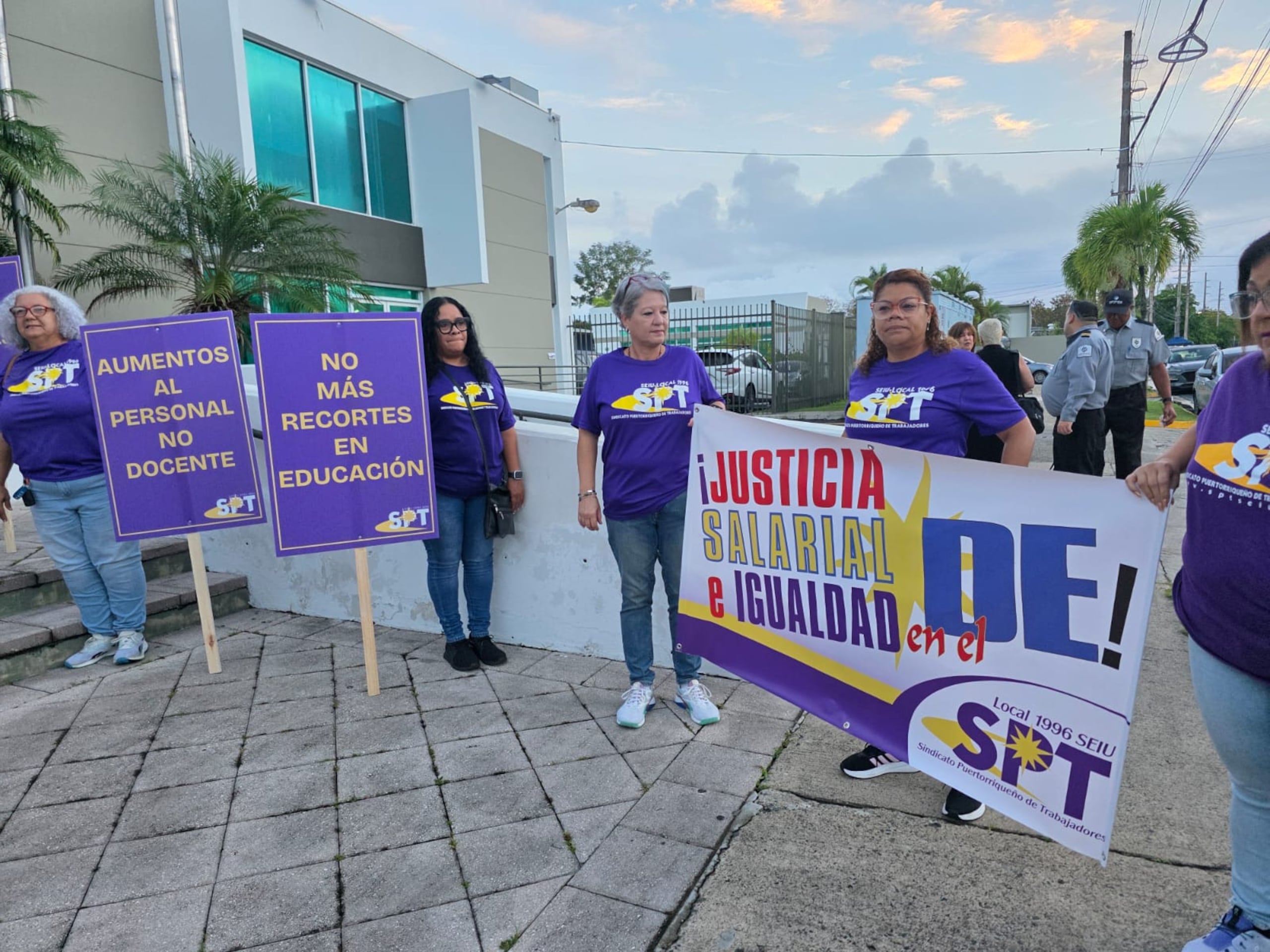 Manifestación de los miembros del Sindicato Puertorriqueño de Trabajadores y Trabajadoras en el Departamento de Educación este miércoles, 30 de abril.