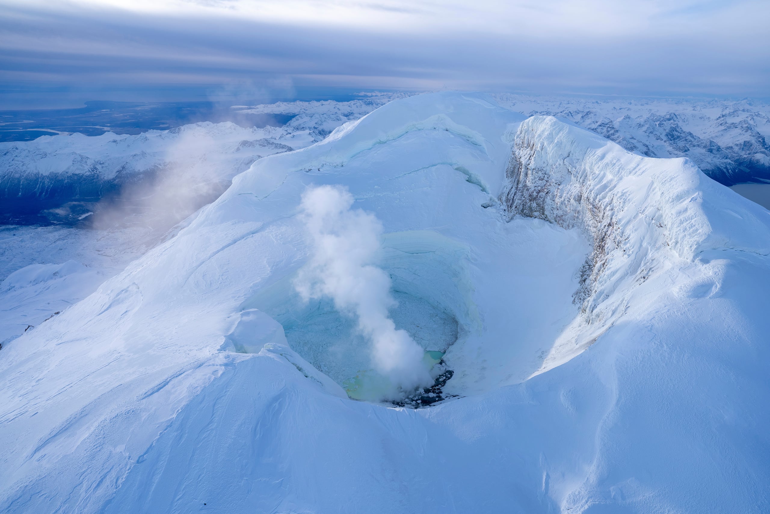 Esta imagen proporcionada por el Observatorio de Volcanes de Alaska muestra la cumbre del monte Spurr el 24 de octubre de 2024, en Alaska. (Wyatt Mayo/Observatorio de Volcanes de Alaska, Servicio Geológico de Estados Unidos vía AP, archivo)