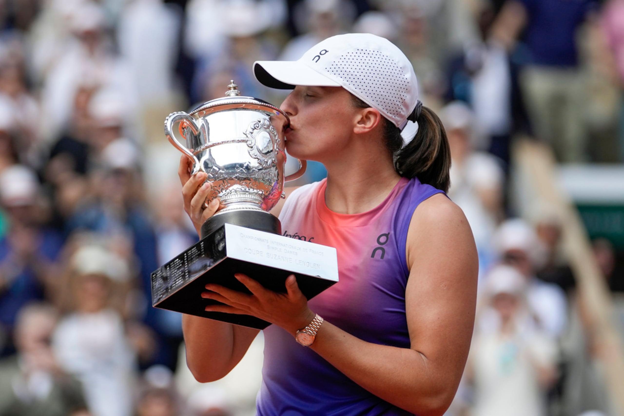 Iga Swiatek besa el trofeo tras vencer a Jasmine Paolini en la final del Abierto de Francia.