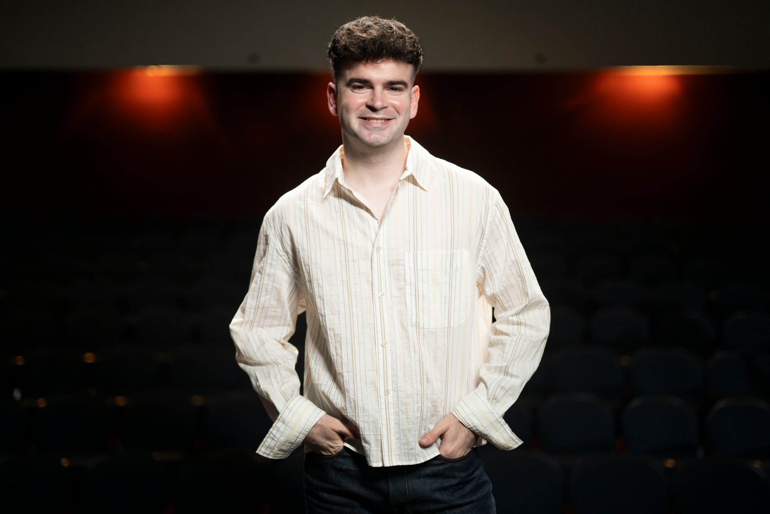JC Martínez le da vida a “Ned Schneebly” en la obra teatral “School of Rock: El musical”.