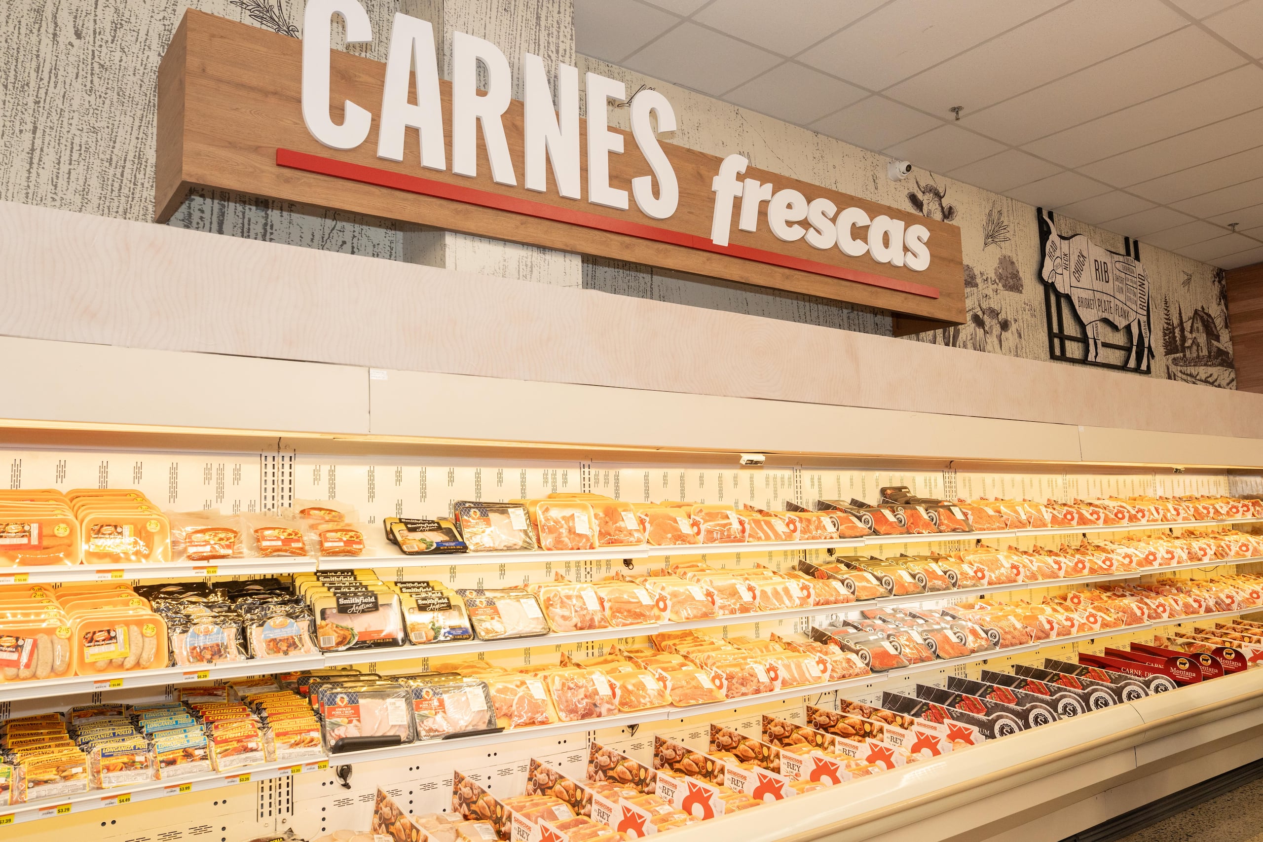 El nuevo establecimiento ofrece repostería, carnicería con cortes premium, cava de quesos, cervezas artesanales, venta de lotería, giros postales y facilidades para el pago de utilidades.